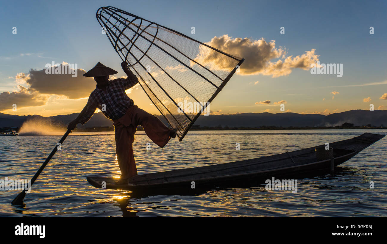 Inle Lake/ Myanmar- Janvier 11,2019 : ethnie Intha traditionnel pêcheur en bateau depuis longtemps dans la soirée sur le lac Inle Banque D'Images