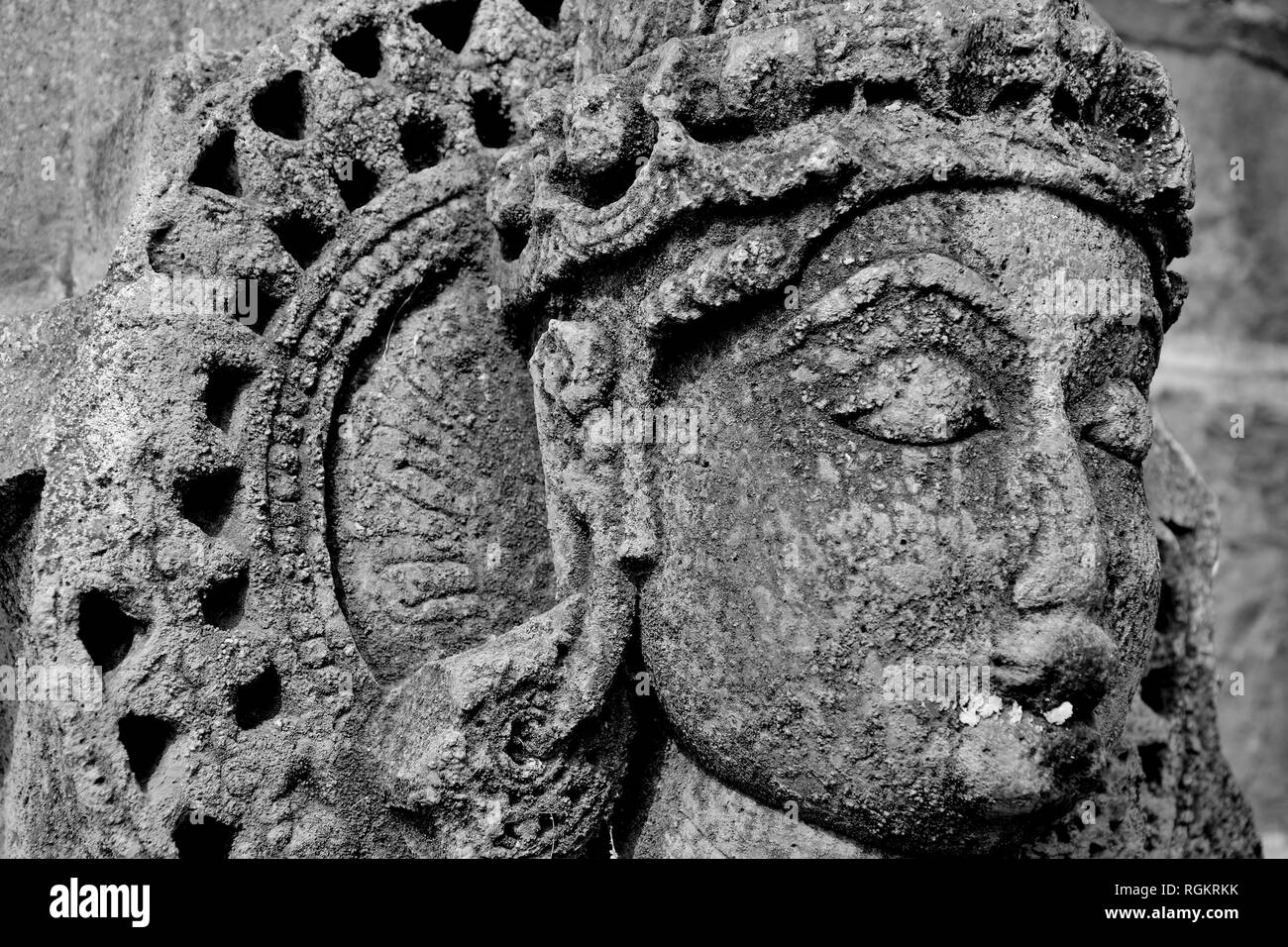 Idoles magnifiquement sculptés sur la paroi extérieure du Temple, Bhuleshwar Yawat, Maharashtra, Inde Banque D'Images