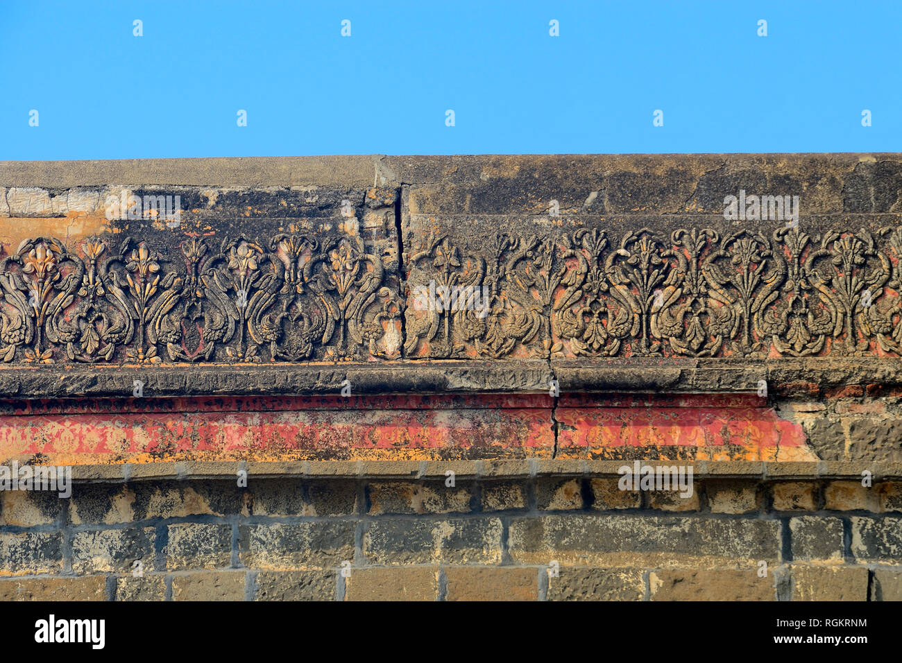 Idoles sculptées sur le mur extérieur du temple de Bhuleshwar, Yawat, Maharashtra, Inde Banque D'Images
