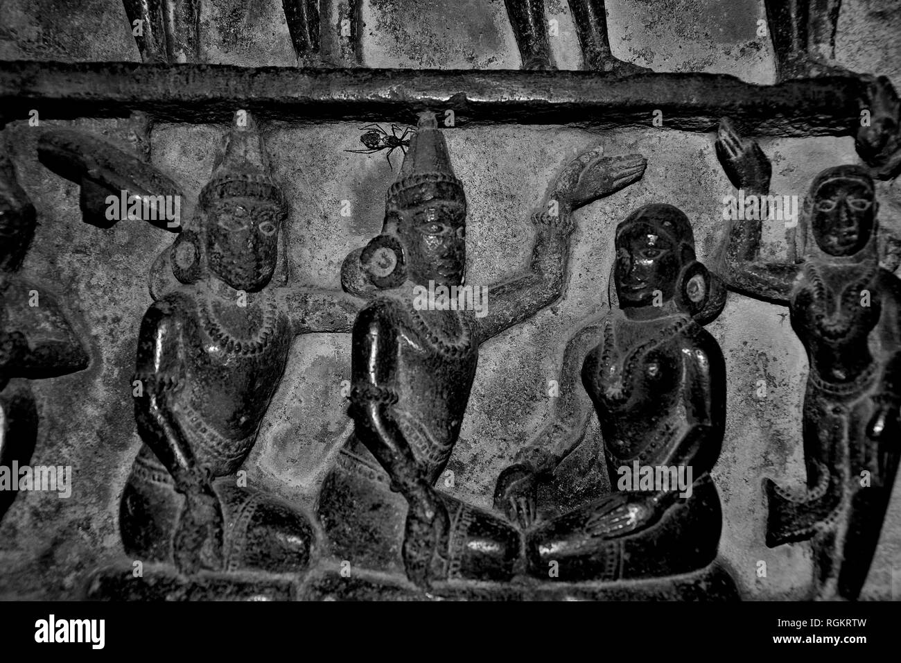 Idoles magnifiquement sculptés sur la paroi interne du Temple Bhuleshwar, Yawat, Maharashtra, Inde Banque D'Images