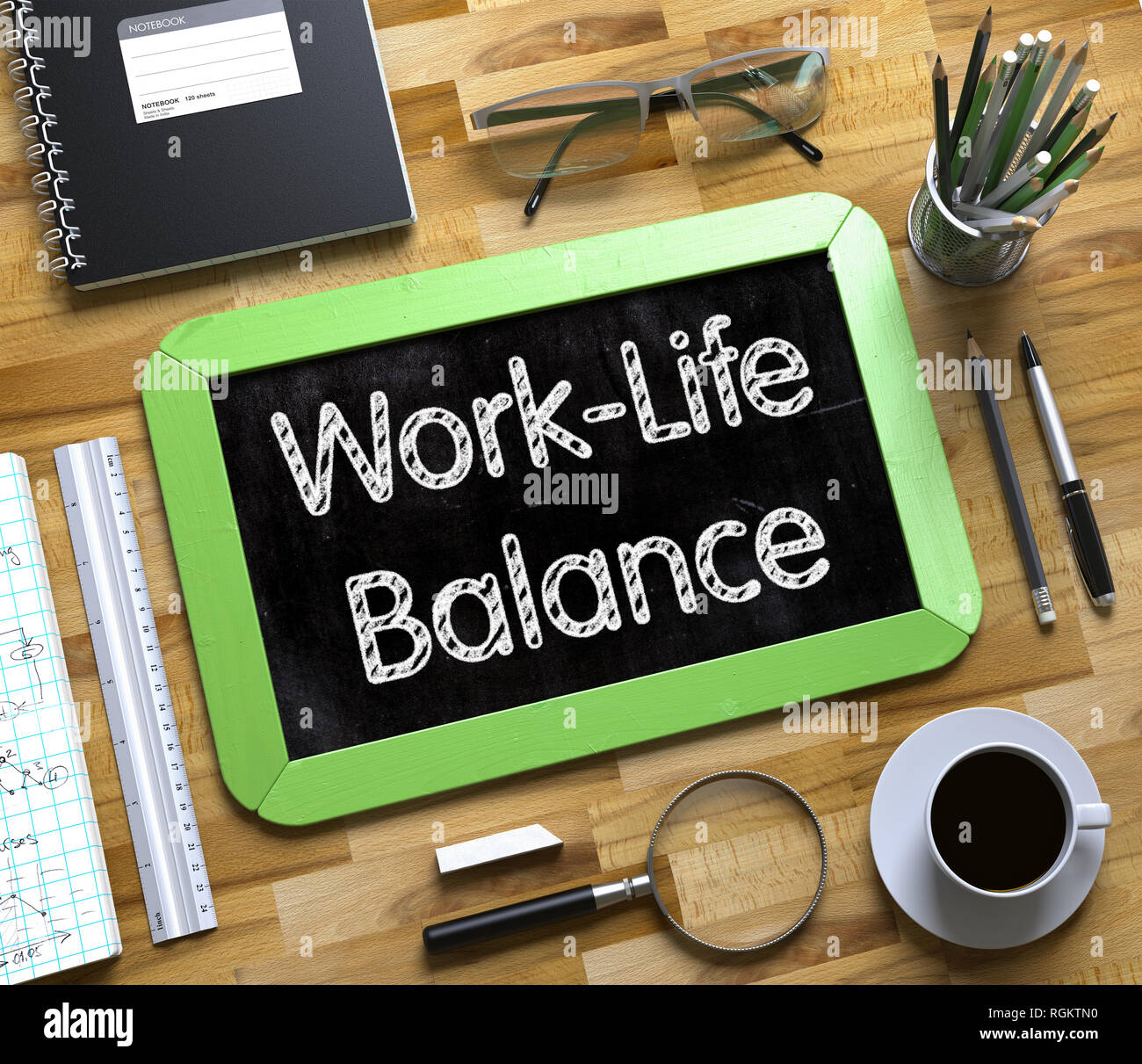 L'équilibre travail-vie personnelle à la main sur petit vert Tableau. Vue de dessus de meubles de bureau en bureau avec beaucoup d'affaires et des fournitures de bureau. Petite Chalkb Banque D'Images