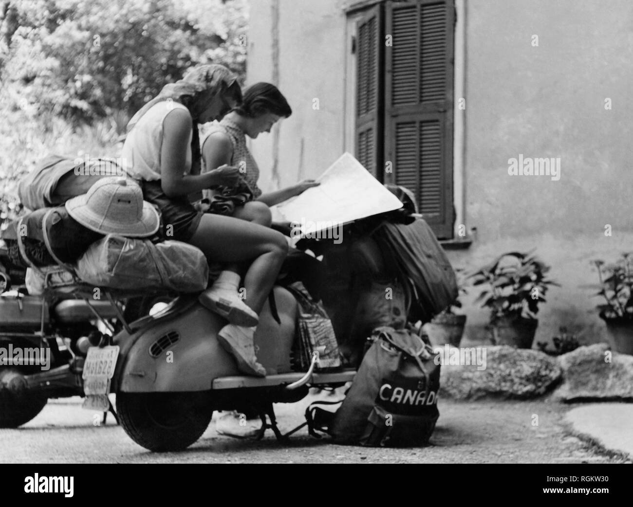 Les jeunes femmes, lambretta, 1957 Banque D'Images