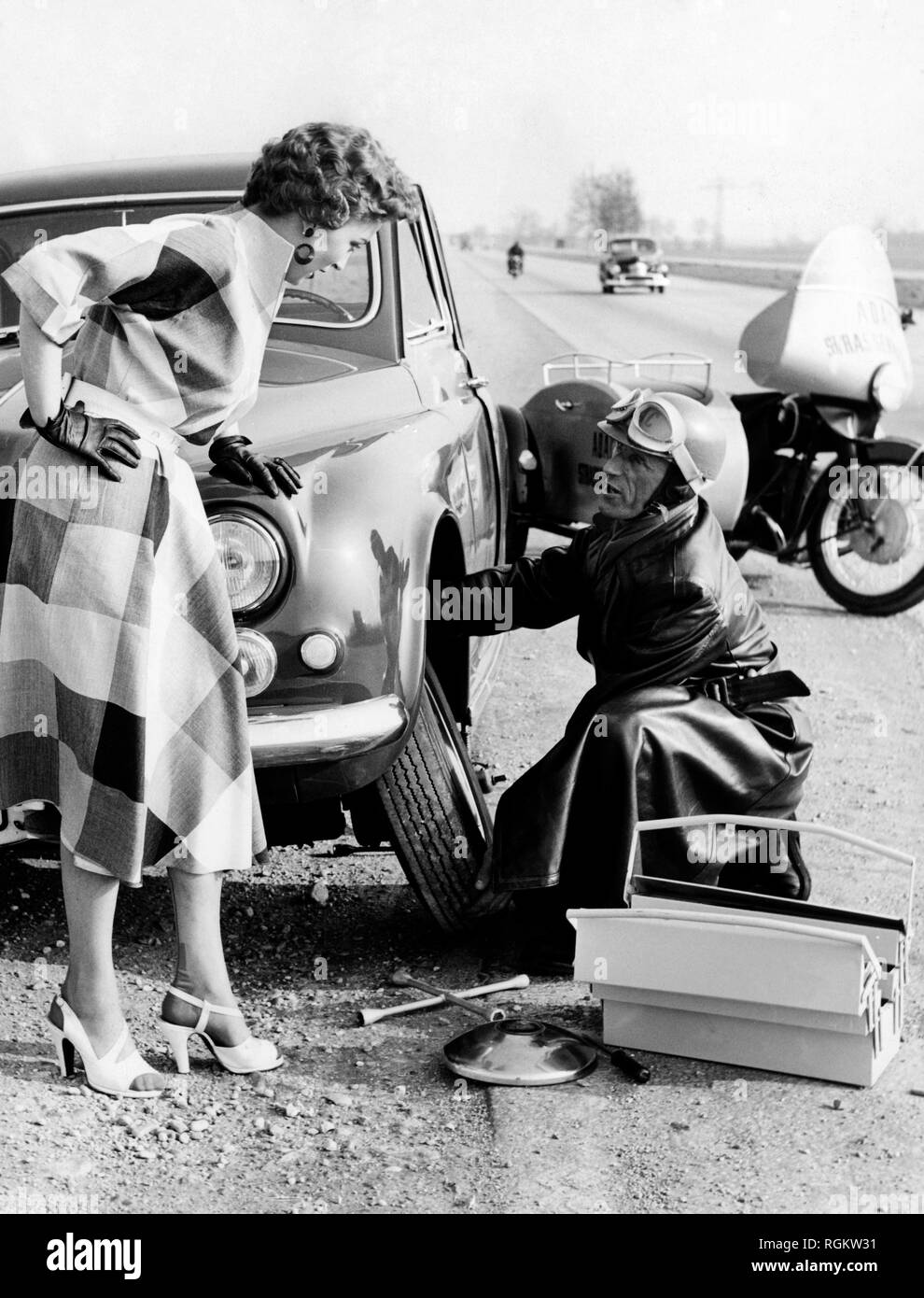 Femme avec une voiture en panne, 1959 Banque D'Images
