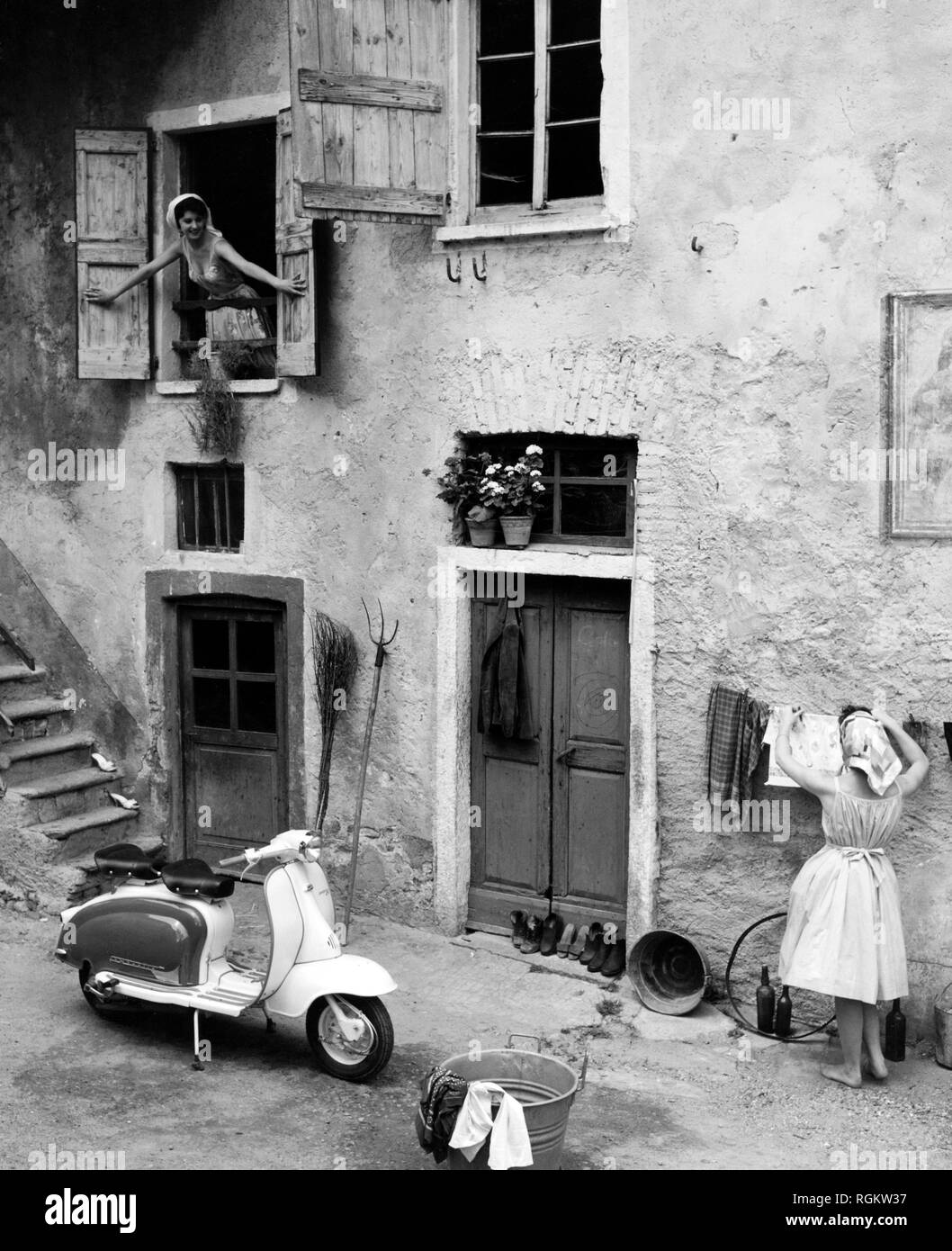 Lambretta dans cour intérieure, 1960 Banque D'Images