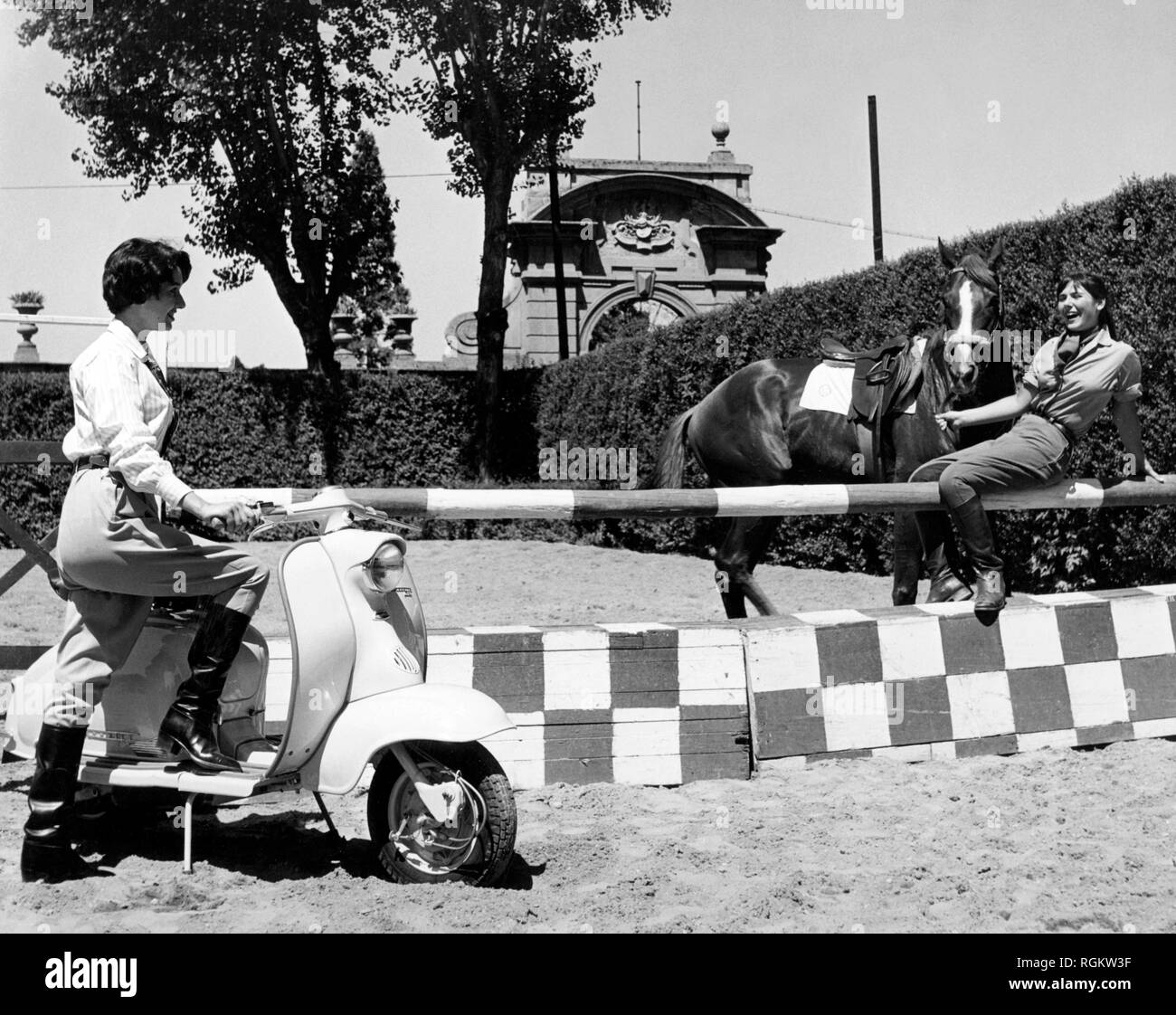 Lambretta 175tv dans une école d'équitation, 1958 Banque D'Images