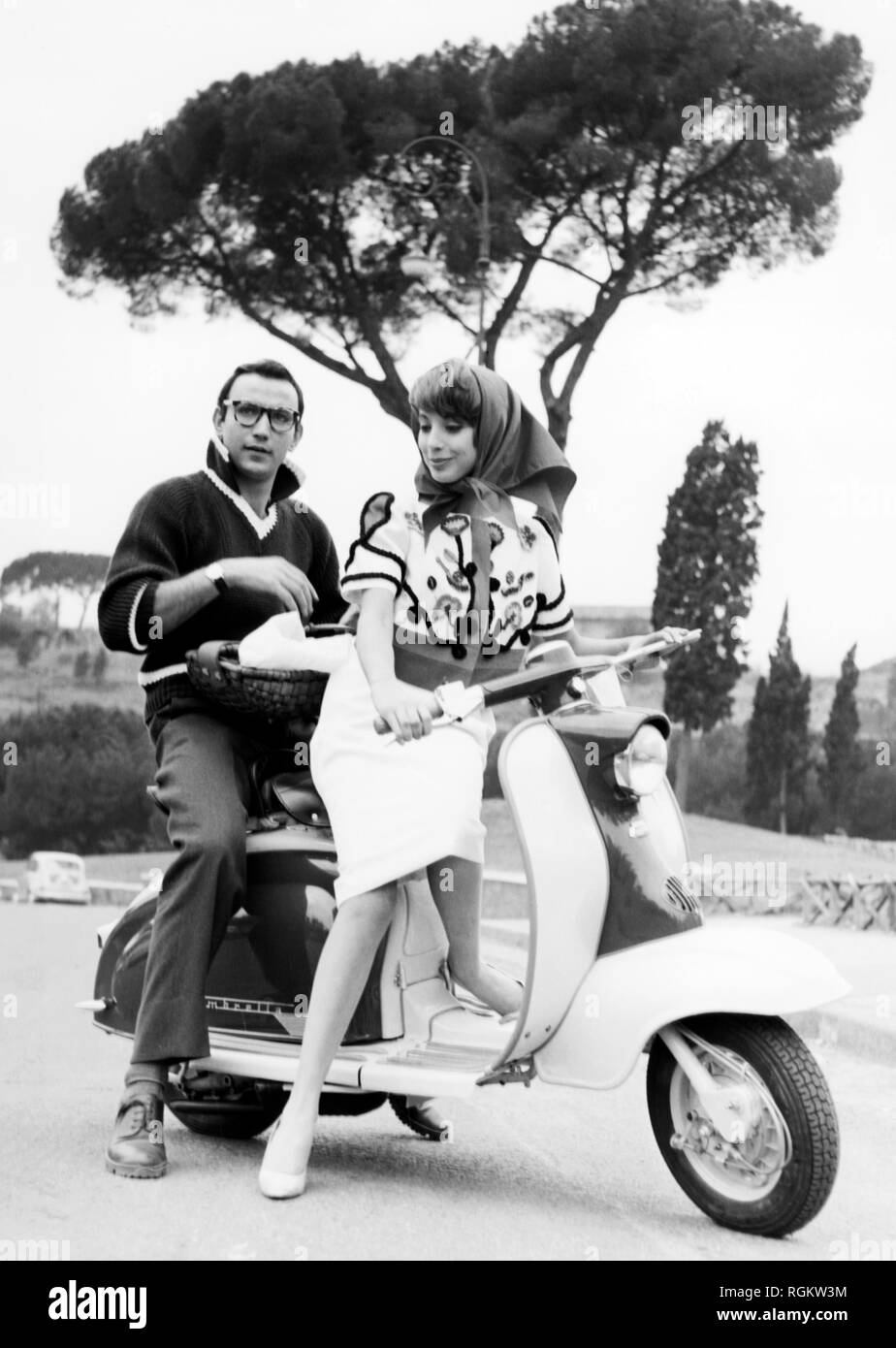 Couple sur lambretta innocenti, Italie, 1960 Banque D'Images
