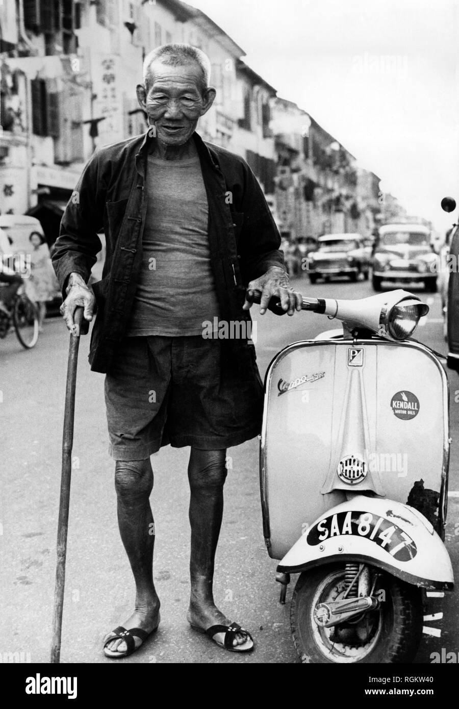 Malaisie, Singapour, un aîné à côté d'une moto italienne, 1968 Banque D'Images