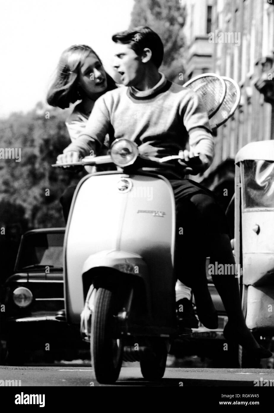 Couple sur lambretta, Italie 1964 Banque D'Images