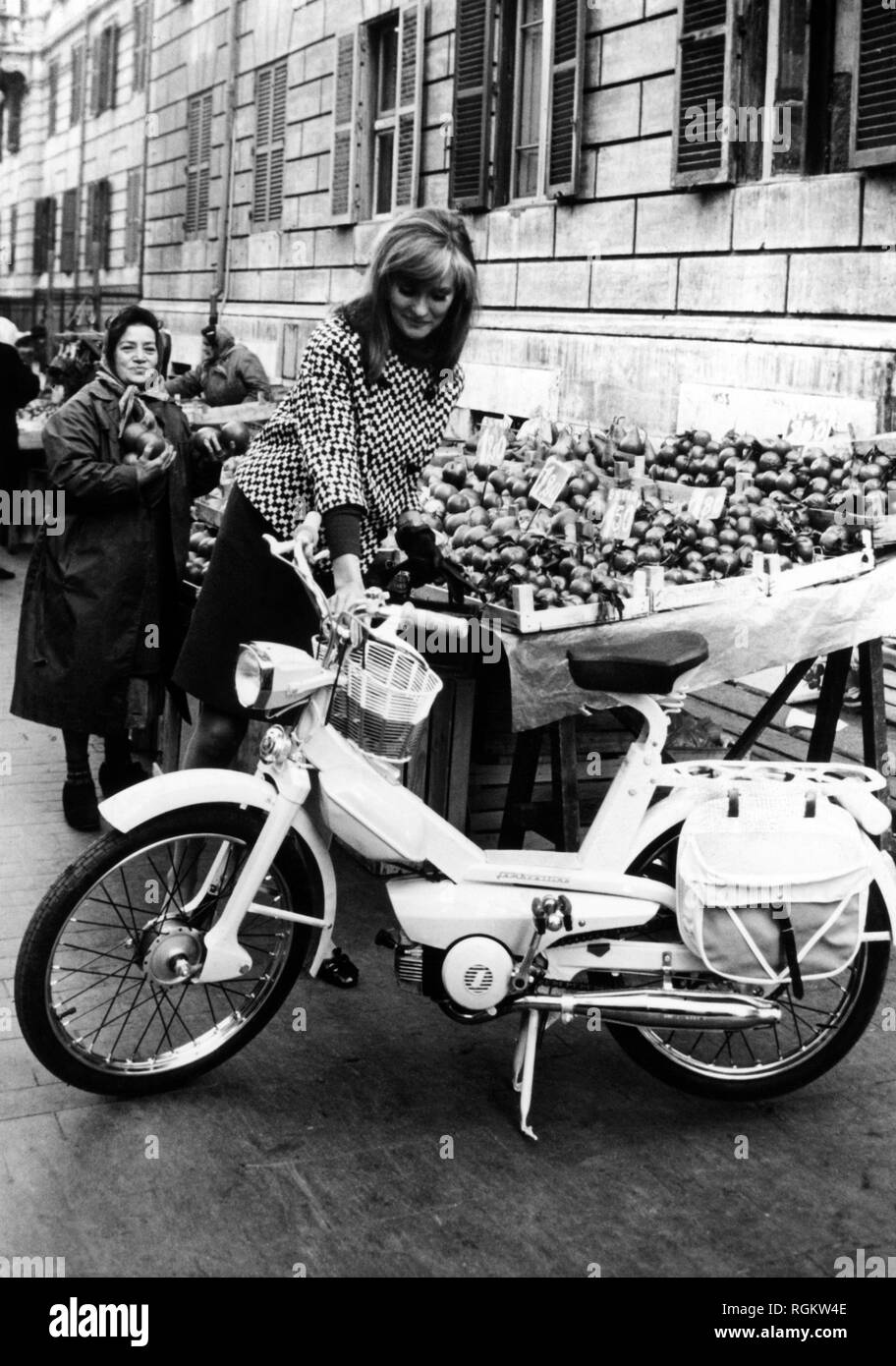 Jeune femme avec, Italie 1968 micromoteurs Banque D'Images