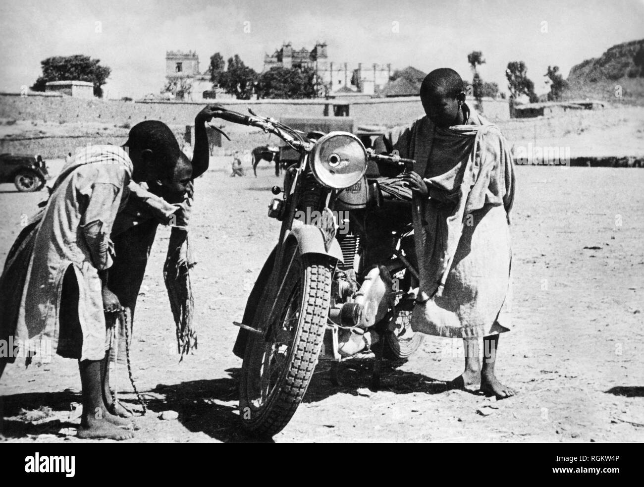 L'Afrique, l'Éthiopie, Mekele, les enfants curieux à propos de la moto, 1930 Banque D'Images