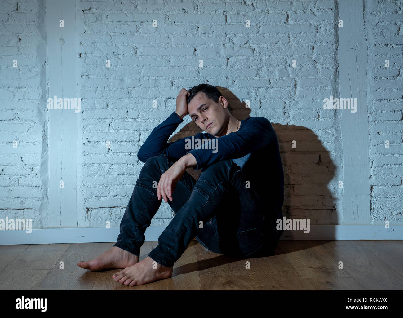 Portrait De Jeune Homme Deprime Triste Sentiment Devastee Pleure La Depression Chez Les Personnes Souffrant Du Mal De La Tristesse De La Douleur Emotionnelle La Solitude Et Le Cœur Brise Photo Stock