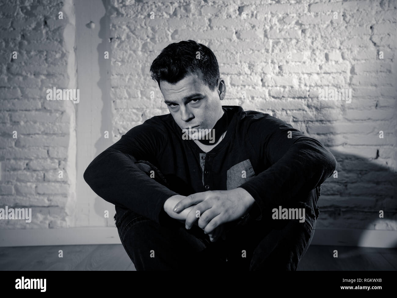 Portrait De Jeune Homme Deprime Triste Sentiment Devastee Pleure La Depression Chez Les Personnes Souffrant Du Mal De La Tristesse De La Douleur Emotionnelle La Solitude Et Le Cœur Brise Photo Stock