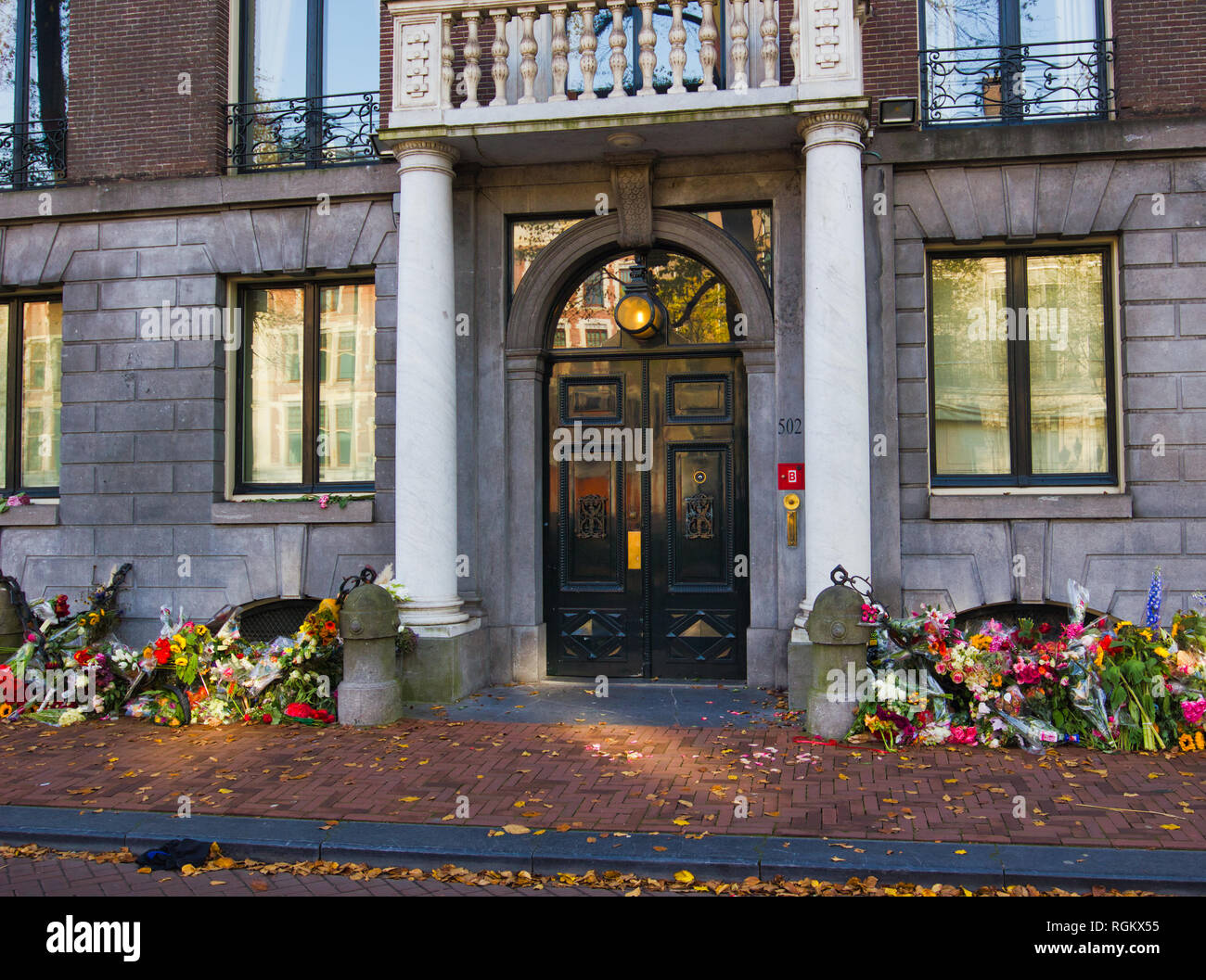 Tributs floraux pour maire Eberhard Van der Laan, à l'extérieur de sa résidence officielle après sa mort d'un cancer du poumon le 5 octobre 2017, Amsterdam, Pays-Bas Banque D'Images