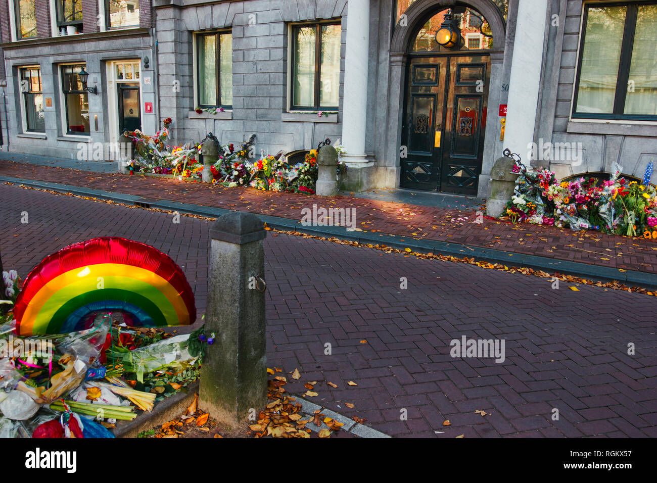 Tributs floraux pour maire Eberhard Van der Laan, à l'extérieur de sa résidence officielle après sa mort d'un cancer du poumon le 5 octobre 2017, Amsterdam, Pays-Bas Banque D'Images