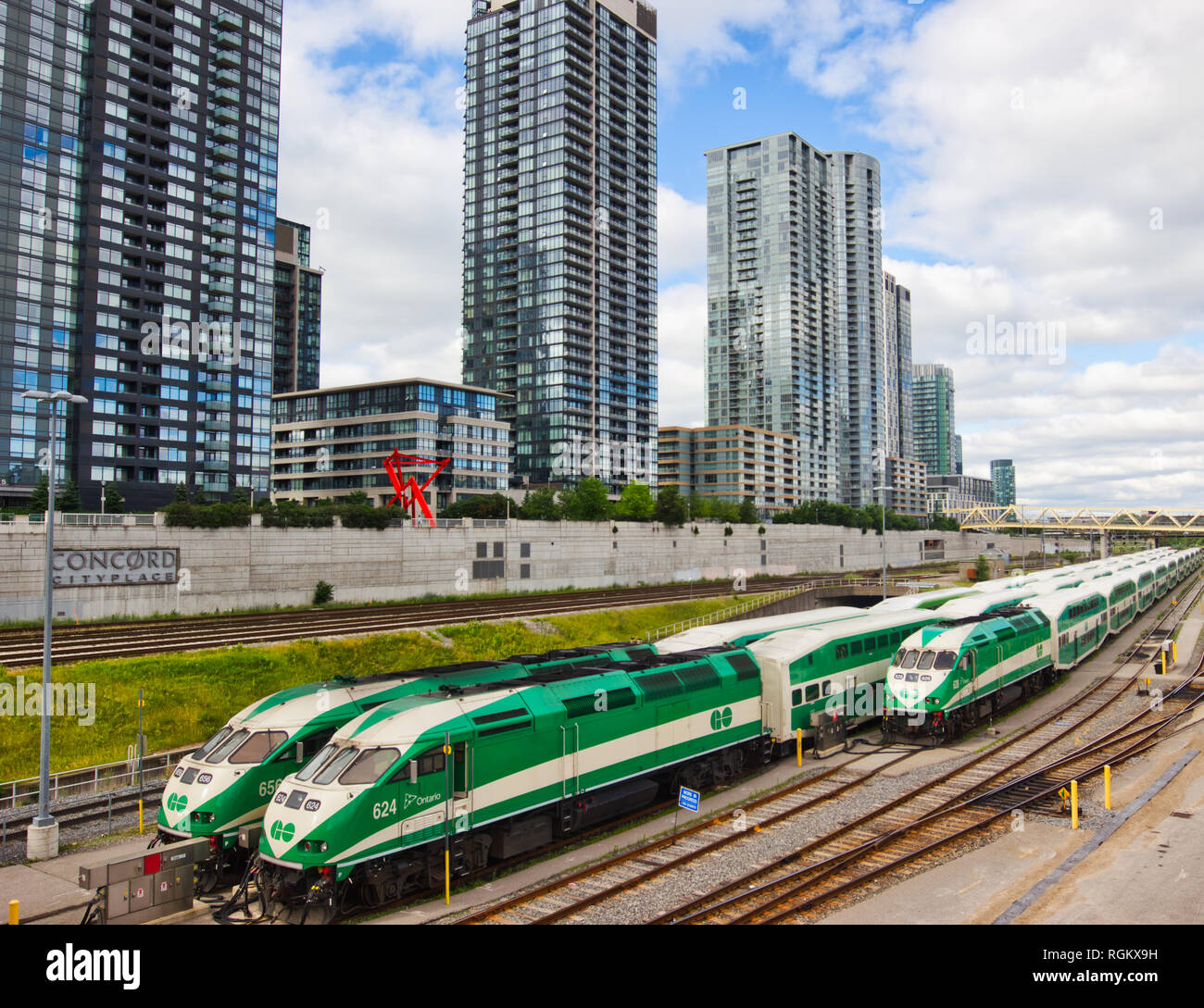Bi-niveau à deux étages des trains GO Transit Toronto CityPlace et le développement résidentiel, Toronto, Ontario, Canada Banque D'Images