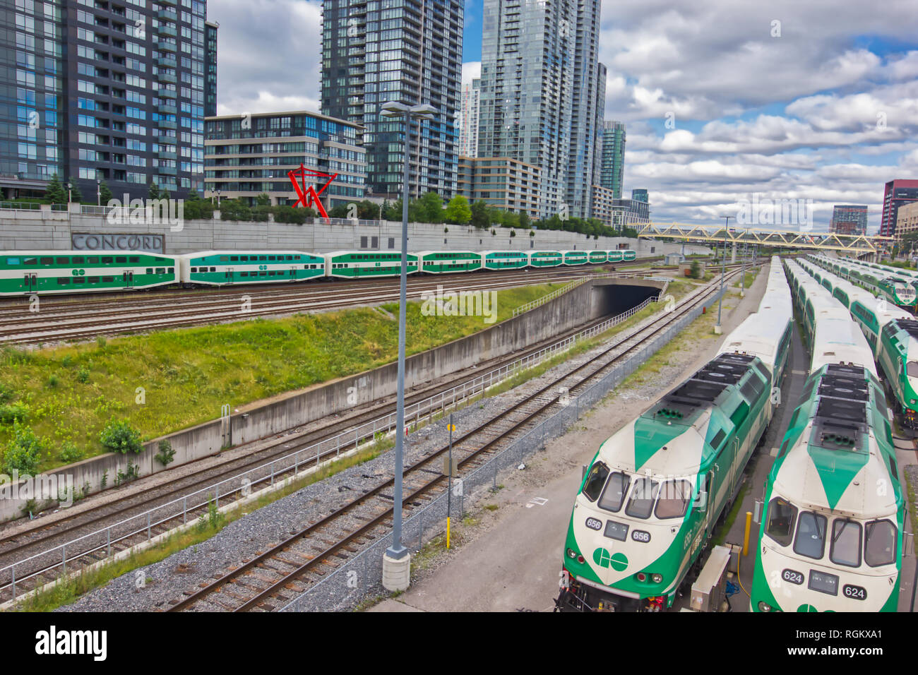 Bi-niveau à deux étages des trains GO Transit Toronto CityPlace et le développement résidentiel, Toronto, Ontario, Canada Banque D'Images
