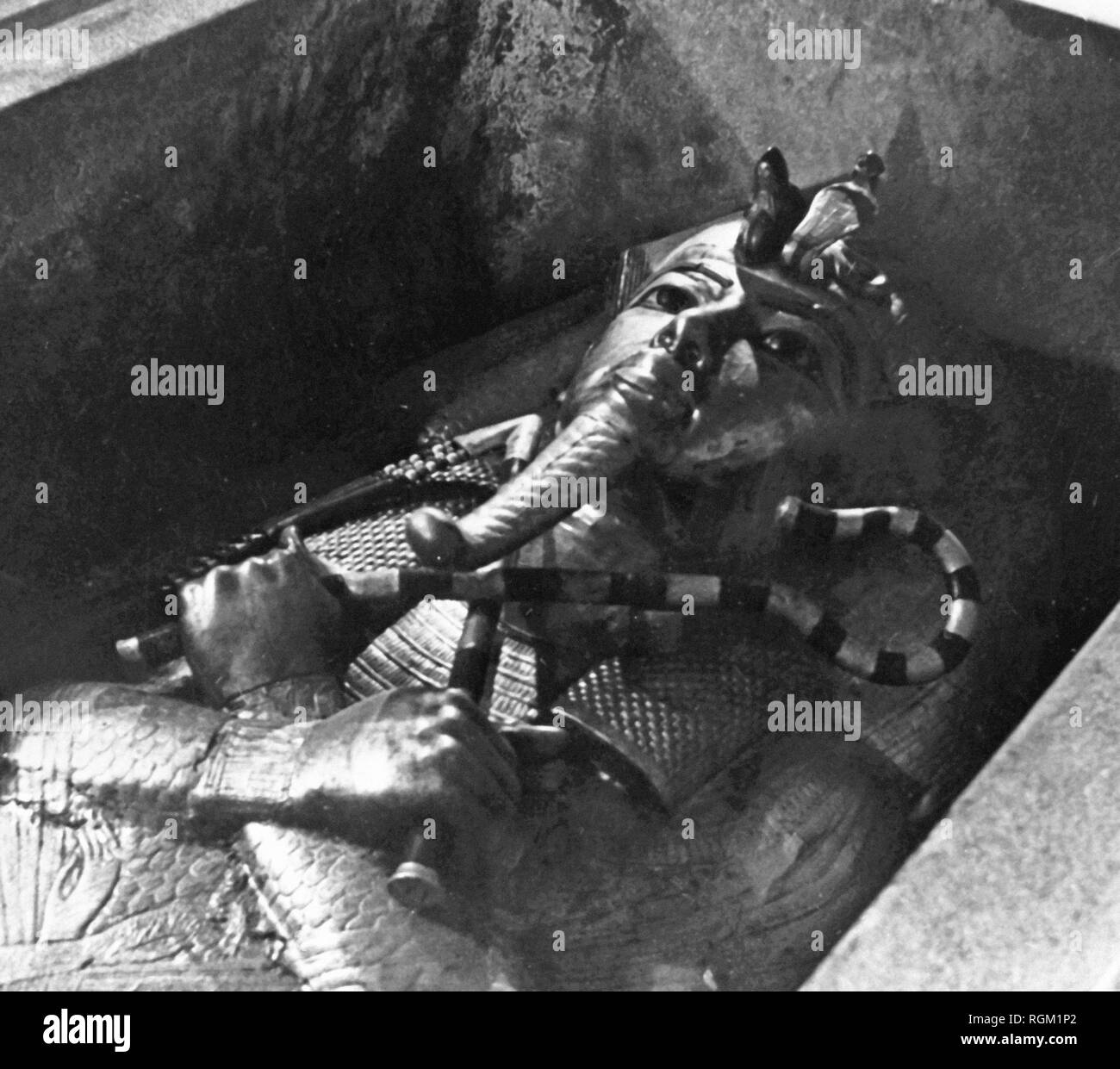 Howard Carter a été le découvreur de la tombe de Toutankhamon dans la Vallée des Rois, Louxor, Egypte. Novembre 1922. Cette image a été prise juste après le sarcophage a été ouvert. À partir de l'image numérisée dans les archives de presse - Service Portrait Portrait Presse (anciennement Bureau). Banque D'Images