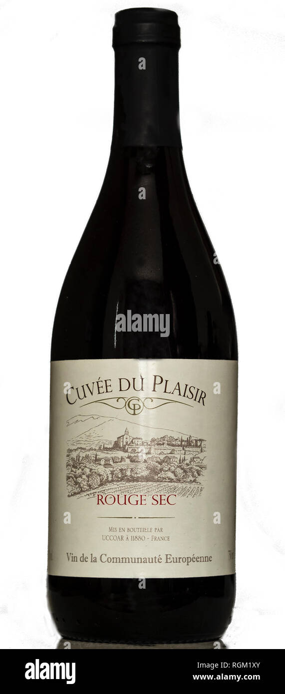 Uvee Du plaisir rouge sec 11  % 0,75l bouteille sur fond blanc Banque D'Images