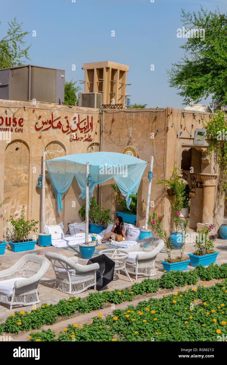 Dubaï, Émirats arabes unis / 11. 05. 2018 : maison de thé traditionnelle dans le vieux Dubai dans un bâtiment d'architecture arabe avec une fille boire le thé Banque D'Images