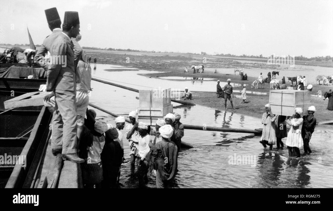 L'Égypte. Novembre 1922. Trésors de la tombe de Toutankhamon traverser le Nil à Louxor. À partir de l'image numérisée dans les archives de presse - Service Portrait Portrait Presse (anciennement Bureau). Banque D'Images