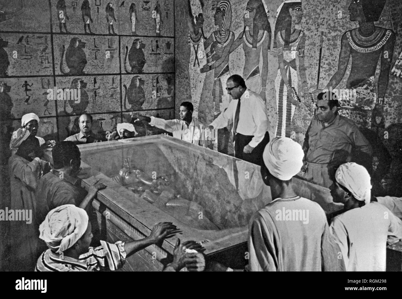 À l'intérieur de la tombe de Toutankhamon en 1922 experts à l'intérieur de l'Egytian tombe de Toutankhamon qui avait été découvert par Howard Carter. À partir de l'image numérisée dans les archives de presse - Service Portrait Portrait Presse (anciennement Bureau). Banque D'Images