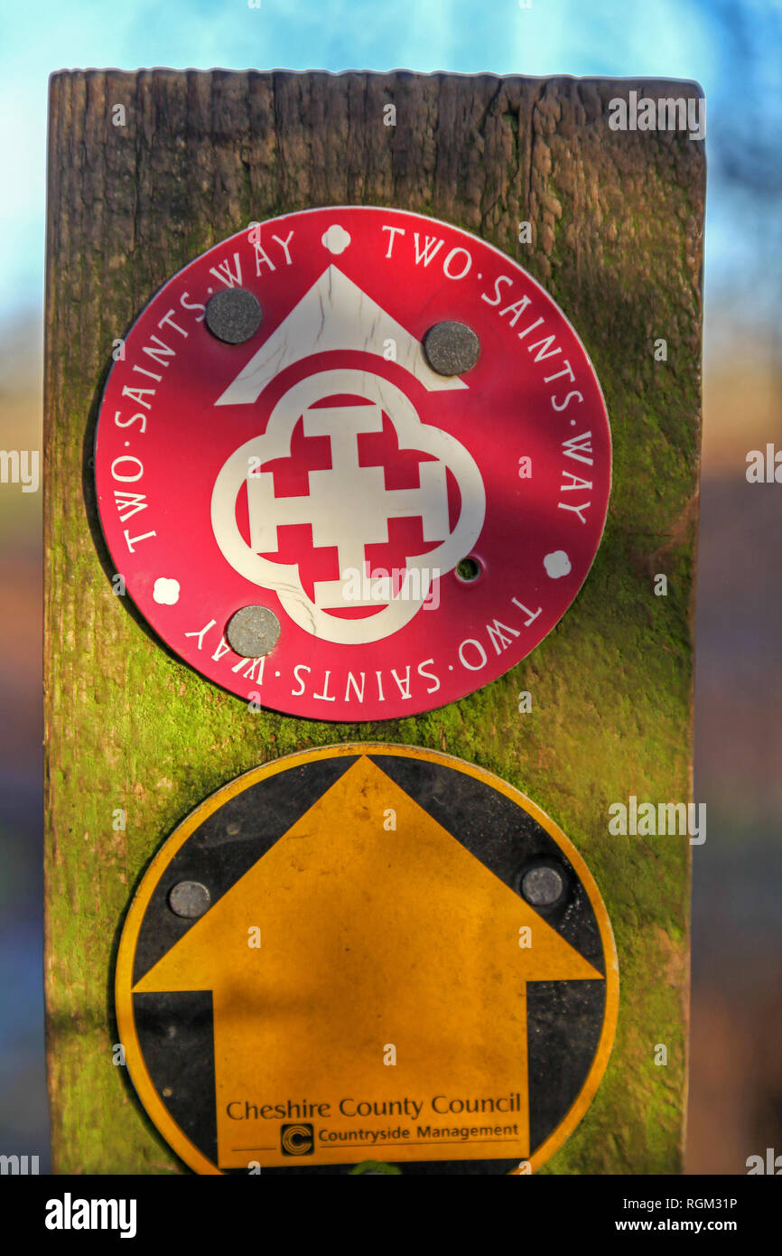 Une flèche signe sur un sentier waymarker post disant "deux saints way' sentier fournis par le conseil du comté de Cheshire Banque D'Images