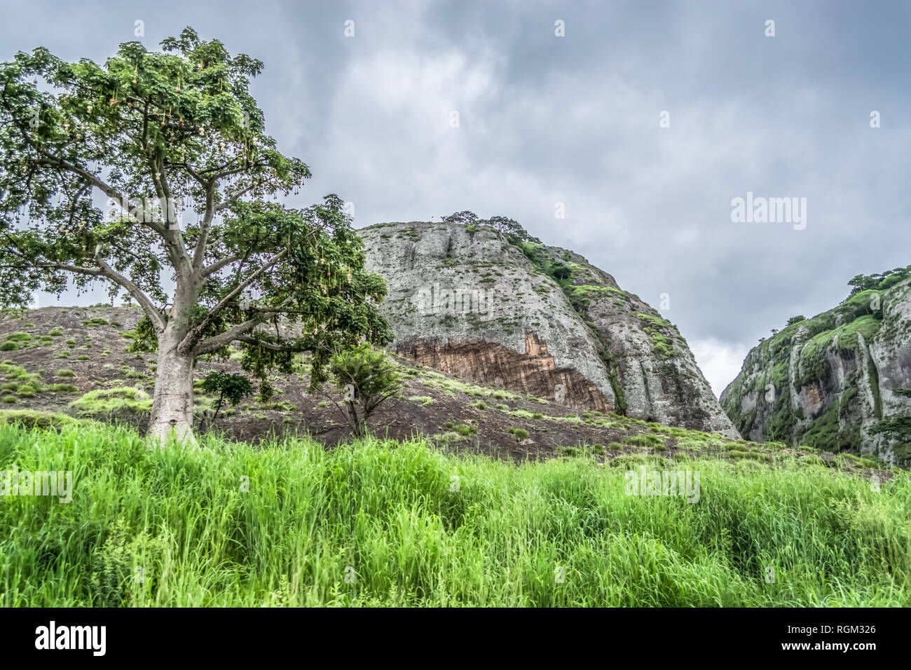 Vue sur les montagnes Pungo Andongo, Pedras Negras (pierres noires), d'énormes roches géologiques éléments, à Malange, Angola Banque D'Images