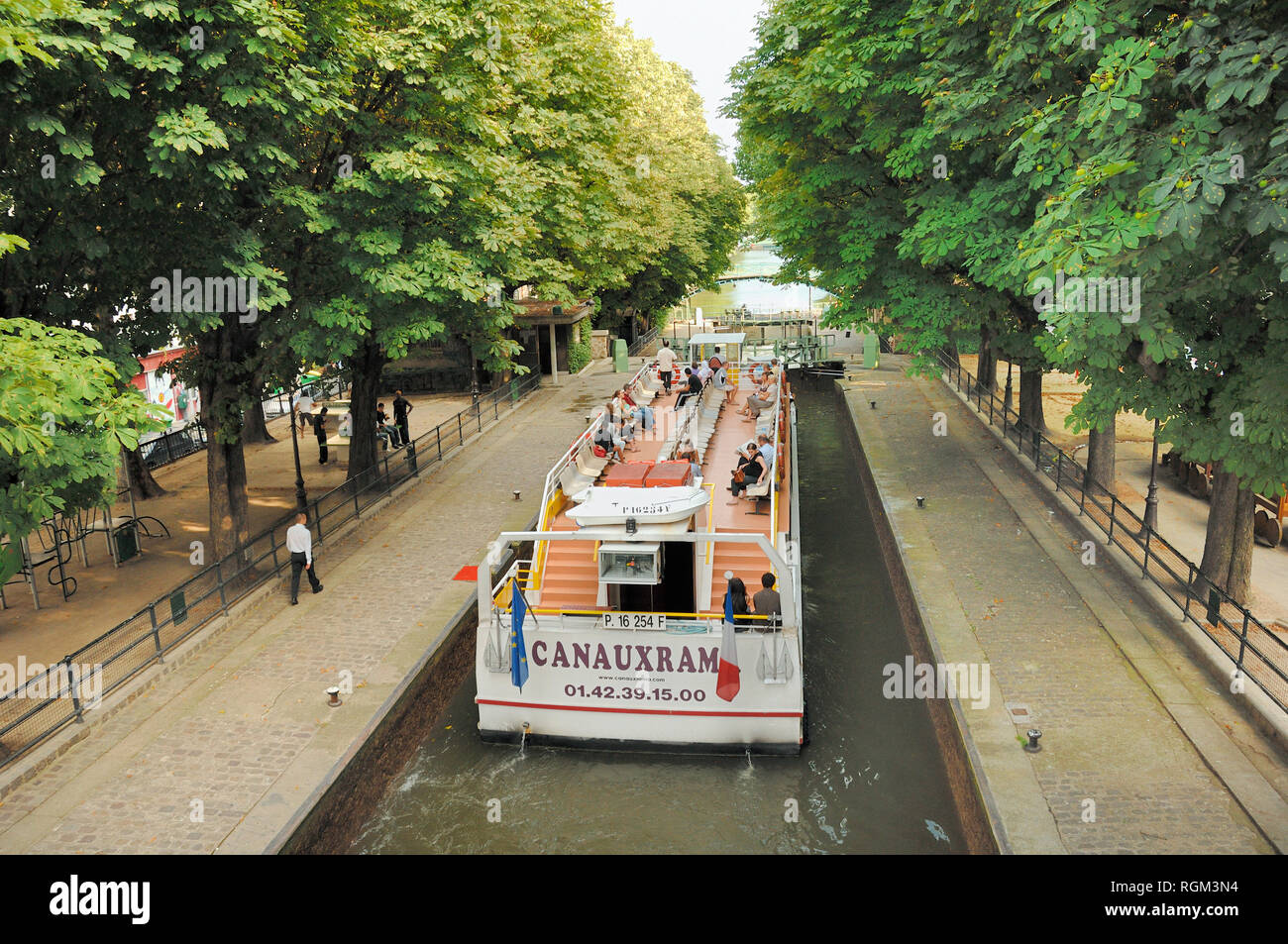 Croisière sur le canal ou Canal Boat Cruiser en passant par un verrou sur Canal Saint-Martin Paris France Banque D'Images
