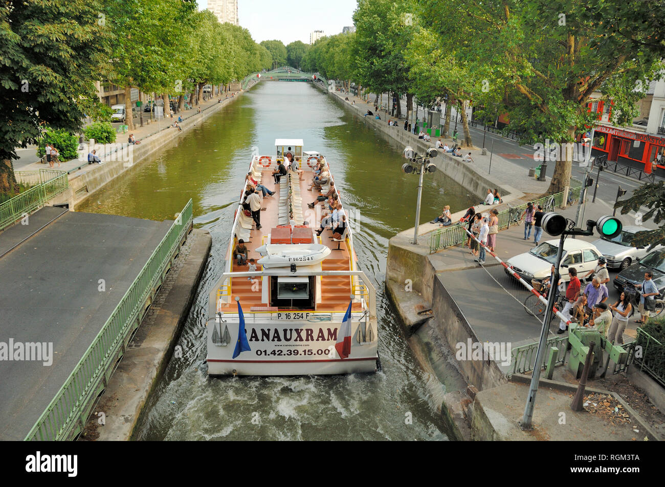 Cruiser passager sur Canal Cruise passe par une serrure sur Canal Saint-Martin Paris Banque D'Images