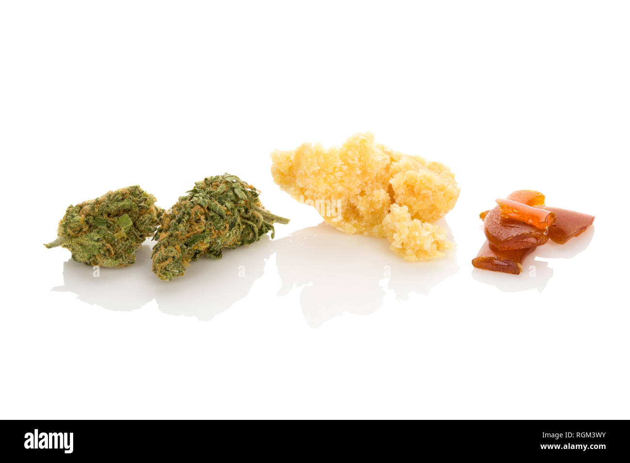 Le cannabis Bud, la colophane, en éclats. La marijuana se concentre sur fond blanc. Banque D'Images