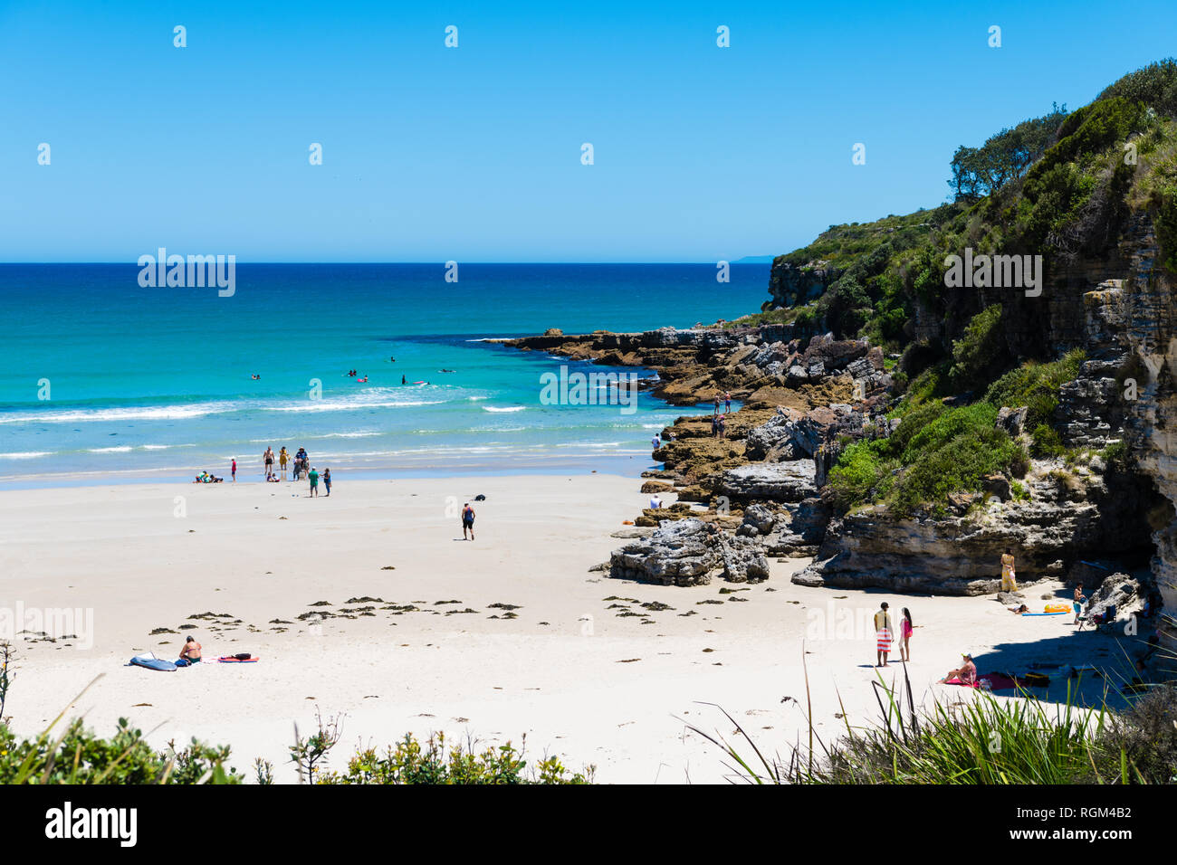 Cave Beach, , Australia-December 24, 2018 : les personnes bénéficiant du beau temps au Cave Beach à Jervis bay, une escapade tranquille pour profiter d'une surf Banque D'Images