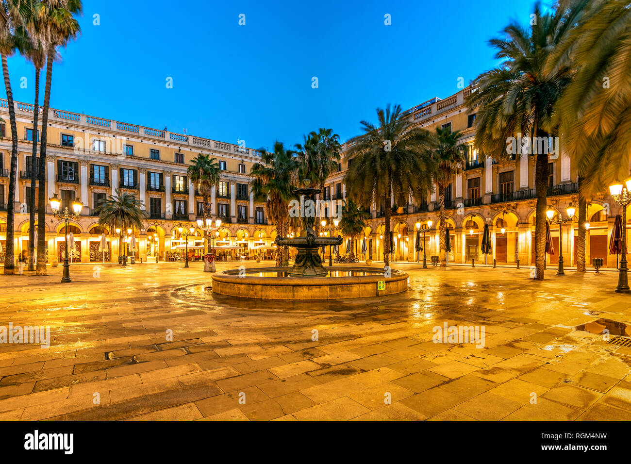 Vue nocturne de la place Plaça Reial ou la Place Royale dans le quartier gothique, Barcelone, Catalogne, Espagne Banque D'Images