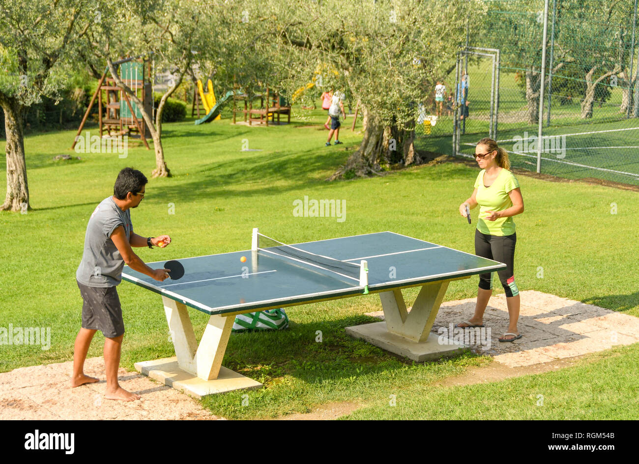 GARDA, ITALIE - Septembre 2018 : deux personnes à jouer au tennis de table  à l'hôtel Poiano à la périphérie de Garda, sur le lac de Garde Photo Stock  - Alamy