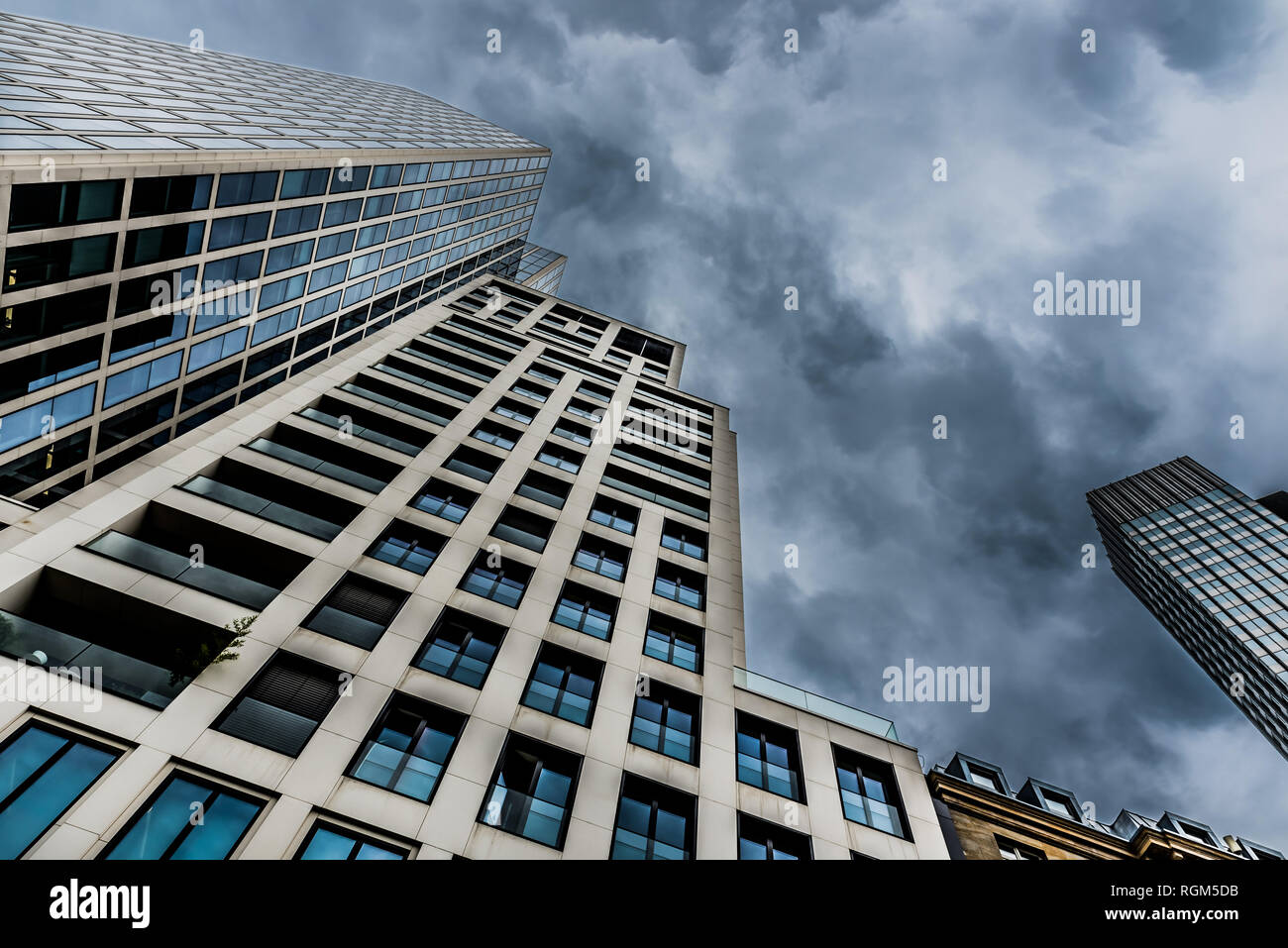 Les immeubles de bureaux à Frankfurt am Main prises à partir d'un point de vue bas Banque D'Images