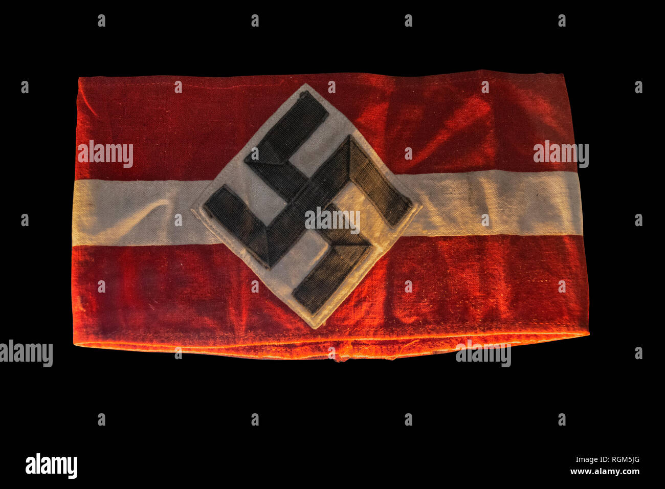 L'indicateur de symbole nazi bande de bras sur fond noir Banque D'Images