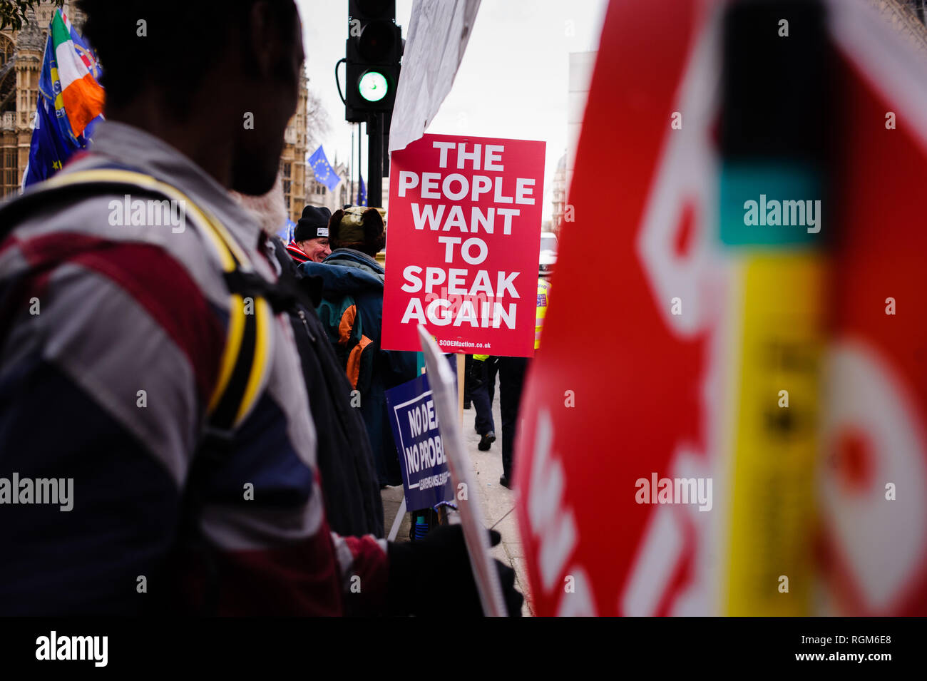 Les opposants du Brexit manifester devant les Chambres du Parlement, au centre de Londres. Dans les communes, un jour de grande activité parlementaire plus Brexit, les députés ont rejeté une contre-partie d'amendement du député du Parti du Travail Yvette Cooper et Conservateur MP Nick Boles conçu pour réduire considérablement le risque d'un craint une "absence de deal' la sortie de l'UE. Un amendement rejetant le principe de non-deal sortie était entre-temps approuvé, comme c'était un amendement soutenu par le gouvernement conservateur de défendu par Graham Brady appelant à "d'autres dispositions' pour prendre la place de la controve Banque D'Images