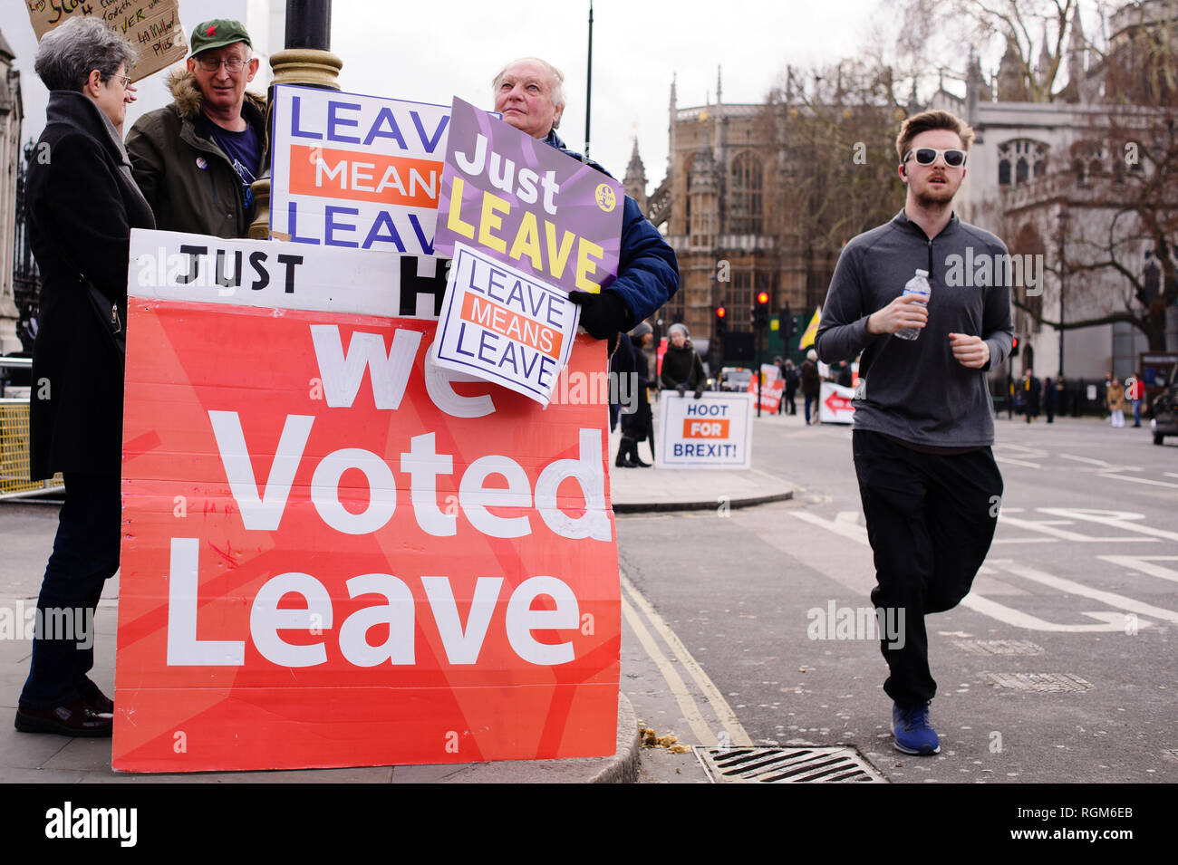 Brexit partisans manifester devant les Chambres du Parlement, au centre de Londres. Dans les communes, un jour de grande activité parlementaire plus Brexit, les députés ont rejeté une contre-partie d'amendement du député du Parti du Travail Yvette Cooper et Conservateur MP Nick Boles conçu pour réduire considérablement le risque d'un craint une "absence de deal' la sortie de l'UE. Un amendement rejetant le principe de non-deal sortie était entre-temps approuvé, comme c'était un amendement soutenu par le gouvernement conservateur de défendu par Graham Brady appelant à "d'autres dispositions' pour prendre la place de la controvers Banque D'Images