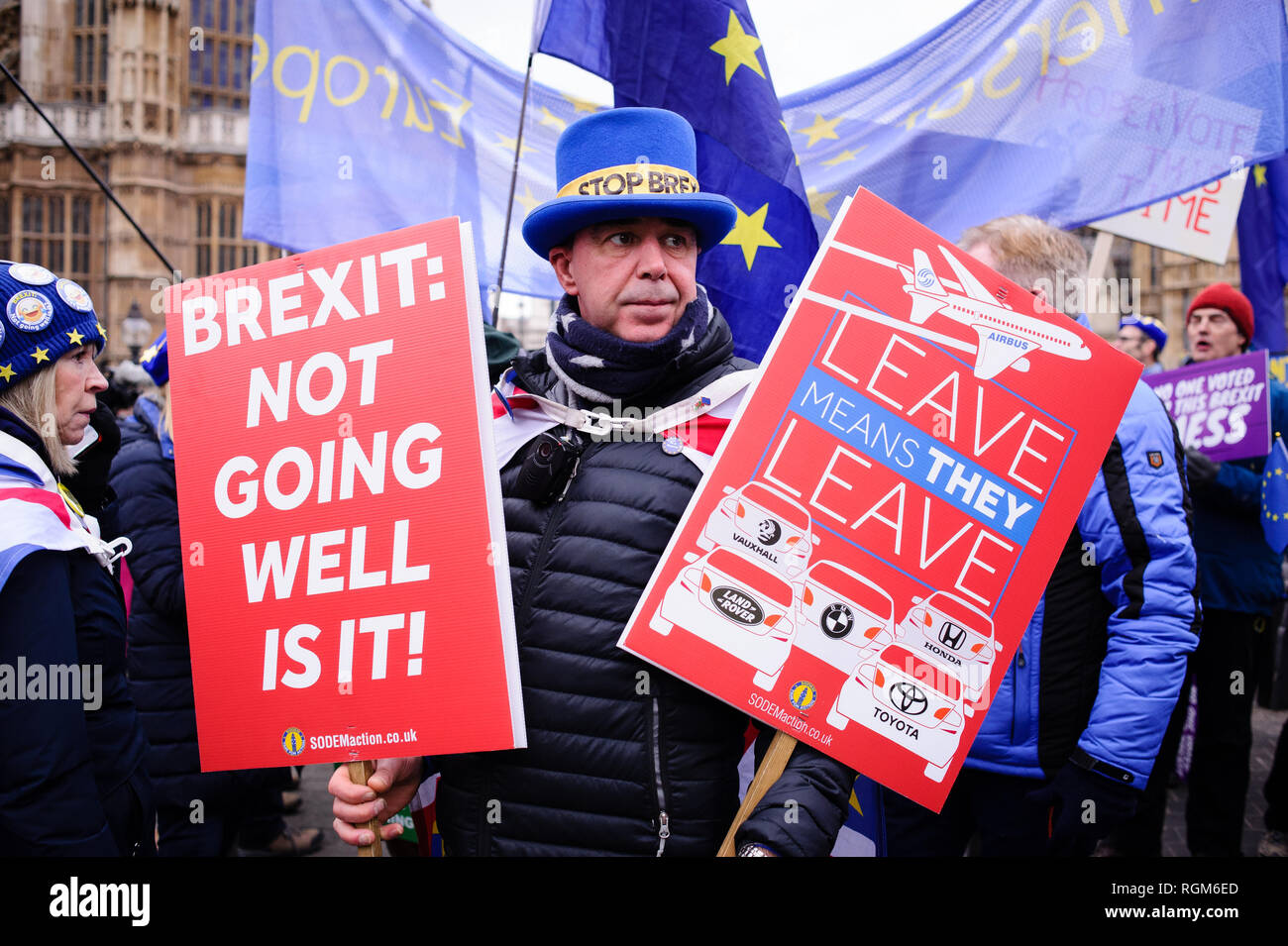Militante Anti-Brexit Steve Bray démontre à l'extérieur les chambres du Parlement, au centre de Londres. Dans les communes, un jour de grande activité parlementaire plus Brexit, les députés ont rejeté une contre-partie d'amendement du député du Parti du Travail Yvette Cooper et Conservateur MP Nick Boles conçu pour réduire considérablement le risque d'un craint une "absence de deal' la sortie de l'UE. Un amendement rejetant le principe de non-deal sortie était entre-temps approuvé, comme c'était un amendement soutenu par le gouvernement conservateur de défendu par Graham Brady appelant à "d'autres dispositions' pour prendre la place de Banque D'Images
