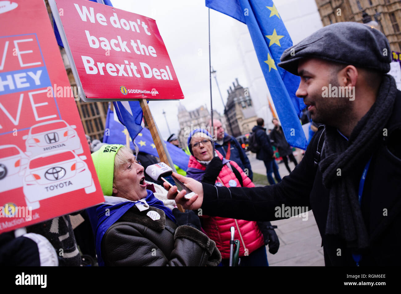 Un adversaire de Brexit chante pour une interview à la radio en tant que militants manifester devant les Chambres du Parlement, au centre de Londres. Dans les communes, un jour de grande activité parlementaire plus Brexit, les députés ont rejeté une contre-partie d'amendement du député du Parti du Travail Yvette Cooper et Conservateur MP Nick Boles conçu pour réduire considérablement le risque d'un craint une "absence de deal' la sortie de l'UE. Un amendement rejetant le principe de non-deal sortie était entre-temps approuvé, comme c'était un amendement soutenu par le gouvernement conservateur de défendu par Graham Brady appelant à 'alternative arra Banque D'Images