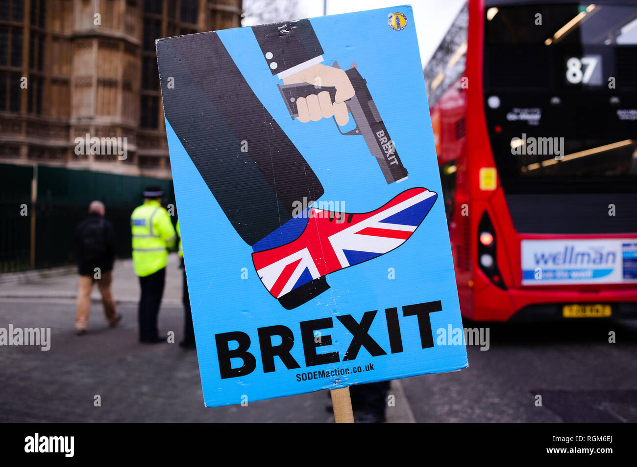 Un Brexit placard se trouve à l'extérieur les chambres du Parlement, au centre de Londres. Dans les communes, un jour de grande activité parlementaire plus Brexit, les députés ont rejeté une contre-partie d'amendement du député du Parti du Travail Yvette Cooper et Conservateur MP Nick Boles conçu pour réduire considérablement le risque d'un craint une "absence de deal' la sortie de l'UE. Un amendement rejetant le principe de non-deal sortie était entre-temps approuvé, comme c'était un amendement soutenu par le gouvernement conservateur de défendu par Graham Brady appelant à "d'autres dispositions' pour prendre la place de la controvers Banque D'Images