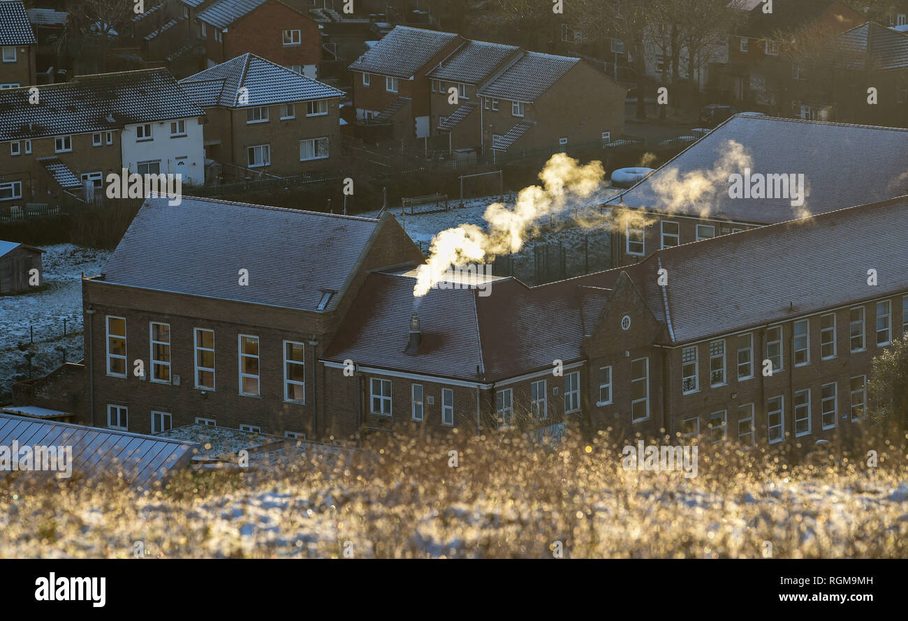 Brighton UK 30 Janvier 2019 - La neige sur les toits de la Whitehawk estate à Brighton tôt ce matin que plus de neige et de gel sont à prévoir pour le sud-est de la Grande-Bretagne demain Crédit : Simon Dack/Alamy Live News Banque D'Images