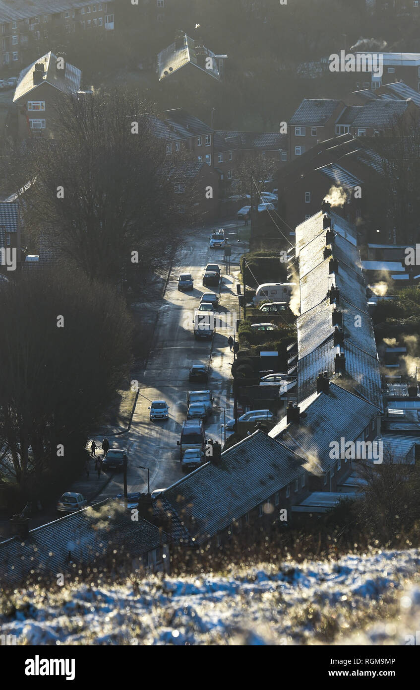 Brighton UK 30 Janvier 2019 - La neige sur les toits de la Whitehawk estate à Brighton tôt ce matin que plus de neige et de gel sont à prévoir pour le sud-est de la Grande-Bretagne demain Crédit : Simon Dack/Alamy Live News Banque D'Images