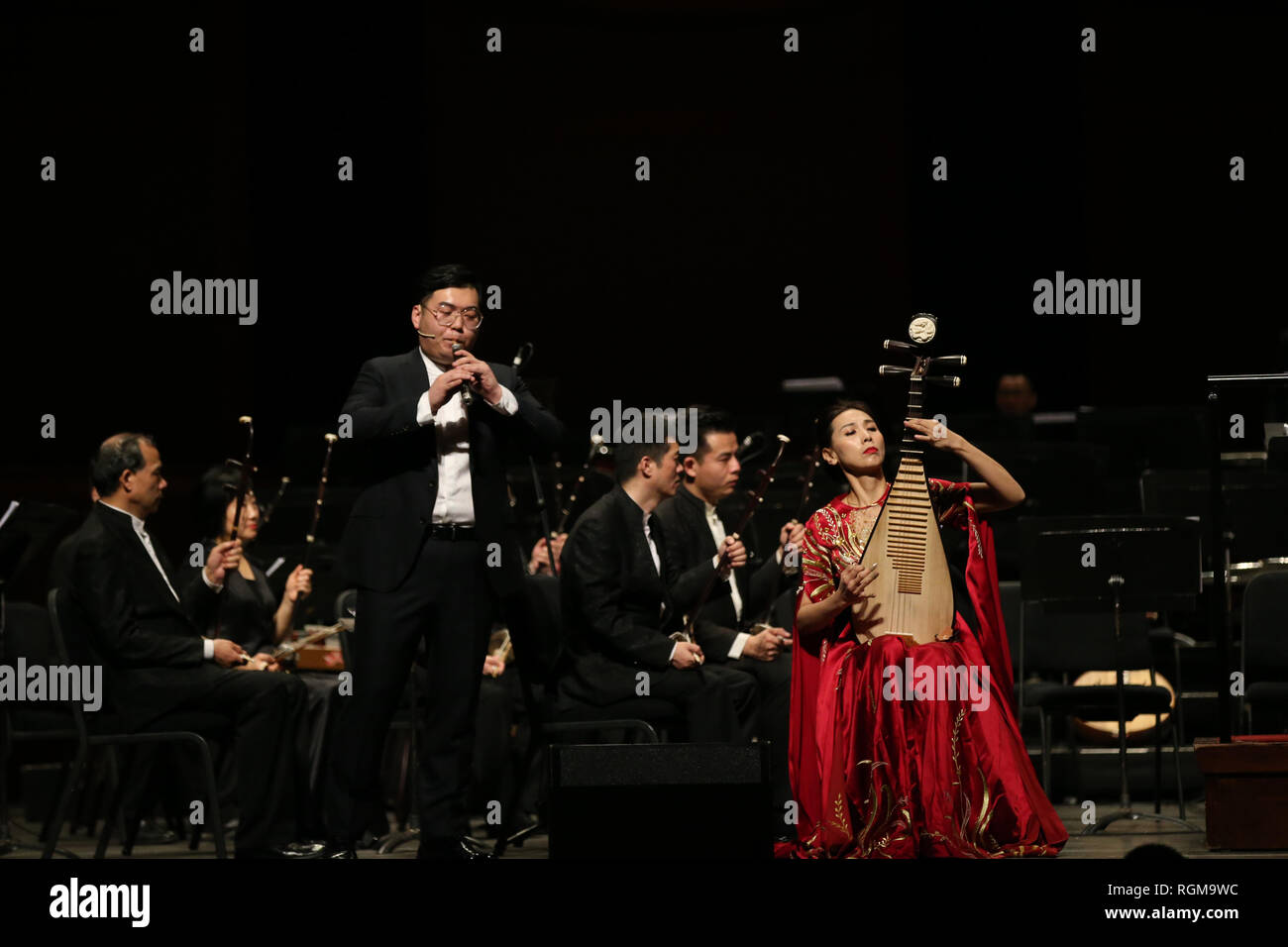 New Jersey, USA. 29 janvier, 2019. Dong artistes Xiaolin (R, à l'avant) et Zhang Jiali (avant), l'exécuter au cours de la 'le pèlerinage de Xuanzang' concert au New Jersey Performing Arts Center de New Jersey, aux États-Unis, le 29 janvier 2019. Le concert, réalisée par China National orchestre traditionnel (CNTO), raconte l'histoire de Xuanzang, un moine bouddhiste chinois au 7ème siècle qui a parcouru une grande partie de la route de la soie dans un voyage pour récupérer les écritures bouddhistes. Credit : Qin Lang/Xinhua/Alamy Live News Banque D'Images New Jersey, USA. 29 janvier, 2019. Dong artistes Xiaolin (R, à l'avant) et Zhang Jiali (avant), l'exécuter au cours de la 'le pèlerinage de Xuanzang' concert au New Jersey Performing Arts Center de New Jersey, aux États-Unis, le 29 janvier 2019. Le concert, réalisée par China National orchestre traditionnel (CNTO), raconte l'histoire de Xuanzang, un moine bouddhiste chinois au 7ème siècle qui a parcouru une grande partie de la route de la soie dans un voyage pour récupérer les écritures bouddhistes. Credit : Qin Lang/Xinhua/Alamy Live News Banque D'Images