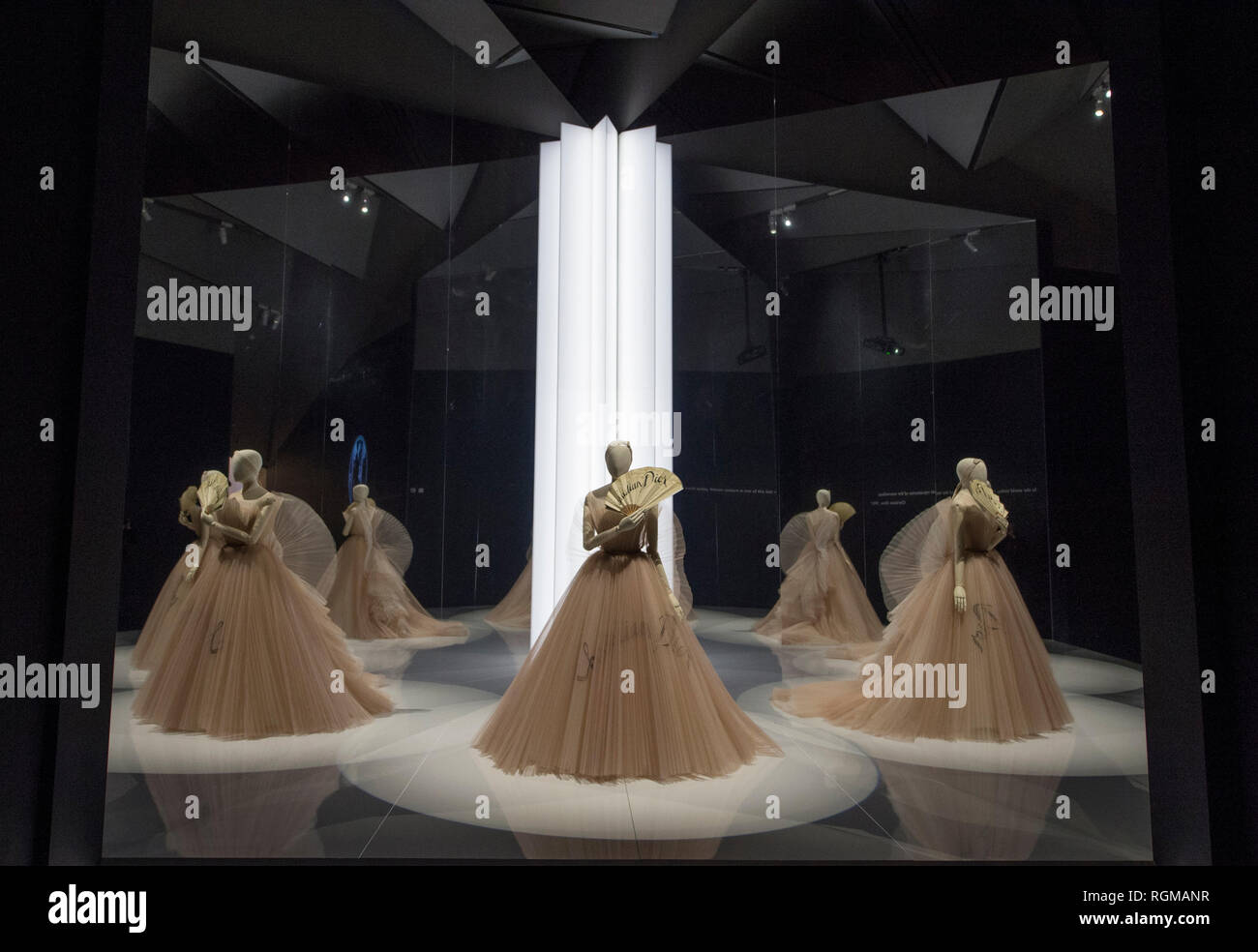 V&A, Londres, Royaume-Uni. 30 janvier, 2019. Christian Dior, l'exposition  la plus importante et la plus complète jamais organisé au Royaume-Uni sur  la maison Dior - le V&A depuis la plus grande exposition