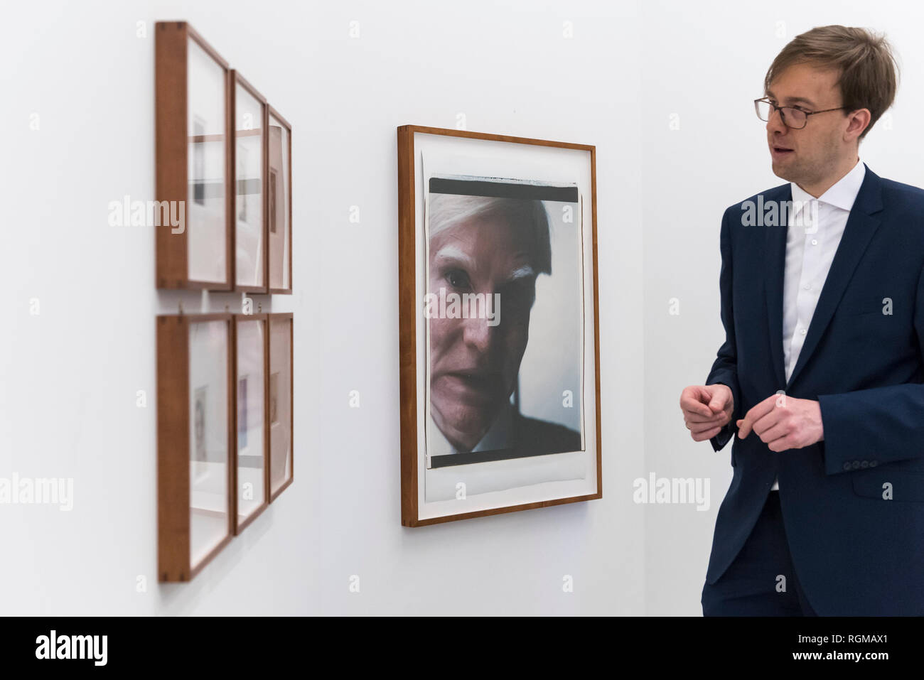 Londres, Royaume-Uni. 30 janvier 2019. Aeneas Bastian avec le directeur de la galerie "Portrait" (1979), l'un des rares grands Polaroids portraits par Andy Warhol. Aperçu de 'Andy Warhol photos Polaroid', une exposition de plus de 60 ans d'auto-portrait et photographies Polaroid portrait par Andy Warhol. Les travaux, qui représentent des artistes, des acteurs, des politiciens et les amis de son entourage en usine à New York durant les années 1970 et 1980, sont exposées du 2 février au 13 avril 2019 à Bastian Galerie dans Mayfair. Crédit : Stephen Chung / Alamy Live News Banque D'Images