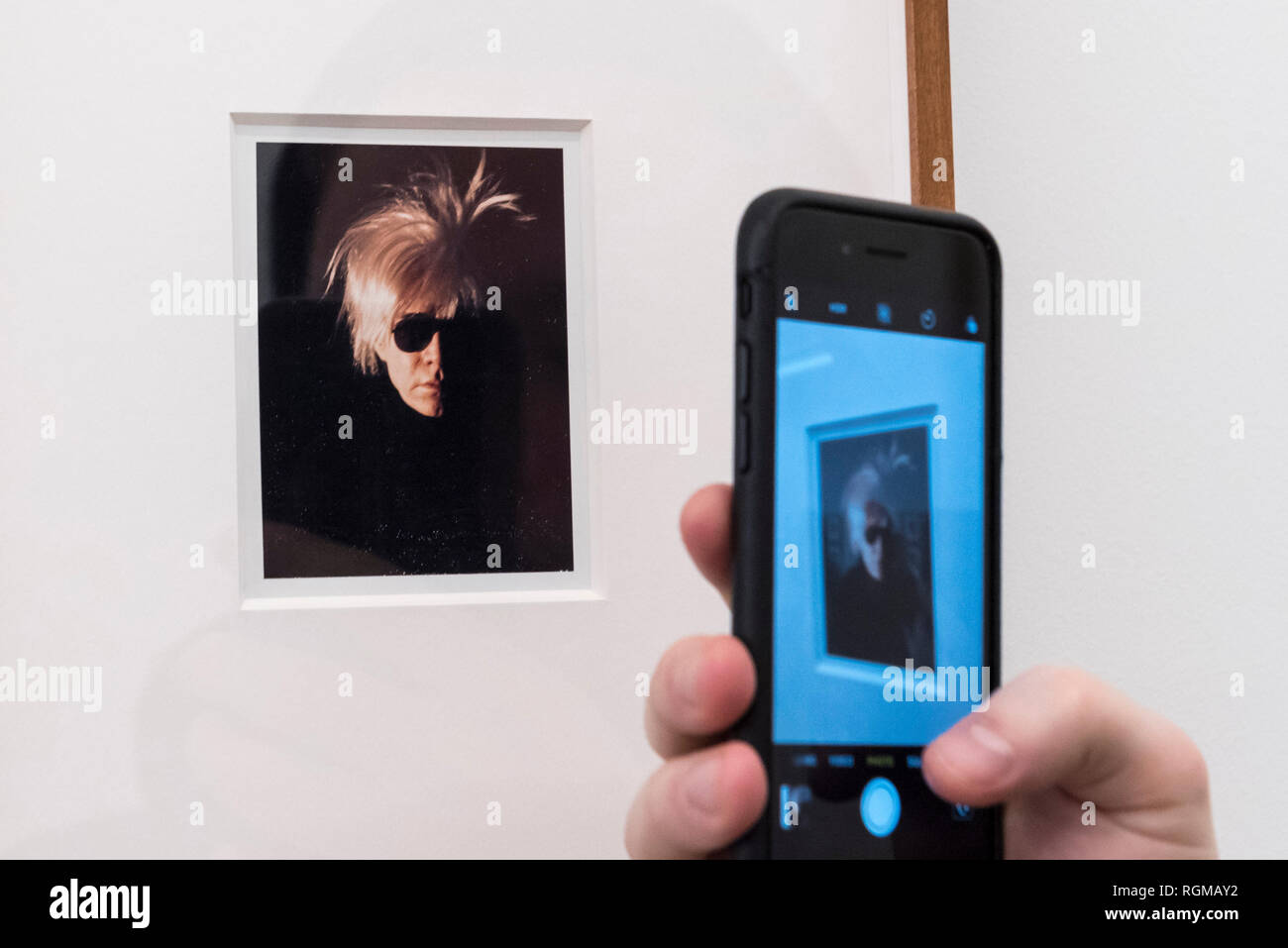 Londres, Royaume-Uni. 30 janvier 2019. Un visiteur photographie un 'Self-portrait dans l'Effroi perruque' (1986) par Andy Warhol. Aperçu de 'Andy Warhol photos Polaroid', une exposition de plus de 60 ans d'auto-portrait et photographies Polaroid portrait par Andy Warhol. Les travaux, qui représentent des artistes, des acteurs, des politiciens et les amis de son entourage en usine à New York durant les années 1970 et 1980, sont exposées du 2 février au 13 avril 2019 à Bastian Galerie dans Mayfair. Crédit : Stephen Chung / Alamy Live News Banque D'Images