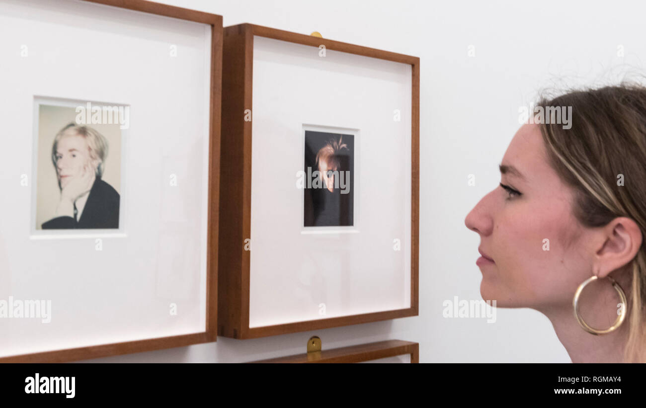 Londres, Royaume-Uni. 30 janvier 2019. Un membre du personnel vues "Portrait" (1977) (L) et "autoportrait dans l'Effroi perruque' (1986) (R) par Andy Warhol. Aperçu de 'Andy Warhol photos Polaroid', une exposition de plus de 60 ans d'auto-portrait et photographies Polaroid portrait par Andy Warhol. Les travaux, qui représentent des artistes, des acteurs, des politiciens et les amis de son entourage en usine à New York durant les années 1970 et 1980, sont exposées du 2 février au 13 avril 2019 à Bastian Galerie dans Mayfair. Crédit : Stephen Chung / Alamy Live News Banque D'Images