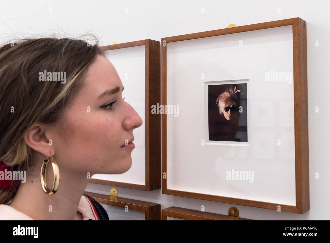 Londres, Royaume-Uni. 30 janvier 2019. Un membre du personnel d'auto-portrait vues dans l'Effroi perruque' (1986) par Andy Warhol. Aperçu de 'Andy Warhol photos Polaroid', une exposition de plus de 60 ans d'auto-portrait et photographies Polaroid portrait par Andy Warhol. Les travaux, qui représentent des artistes, des acteurs, des politiciens et les amis de son entourage en usine à New York durant les années 1970 et 1980, sont exposées du 2 février au 13 avril 2019 à Bastian Galerie dans Mayfair. Crédit : Stephen Chung / Alamy Live News Banque D'Images