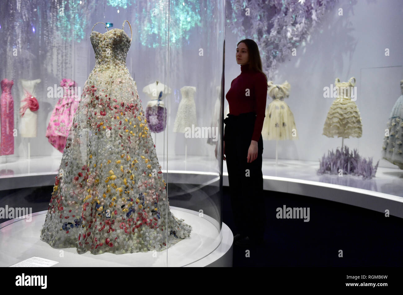 V A Londres Royaume Uni. 30 janvier 2019. Christian Dior l exposition la plus importante et la plus complete jamais organise au Royaume Uni sur la maison Dior le V A depuis la plus grande exposition