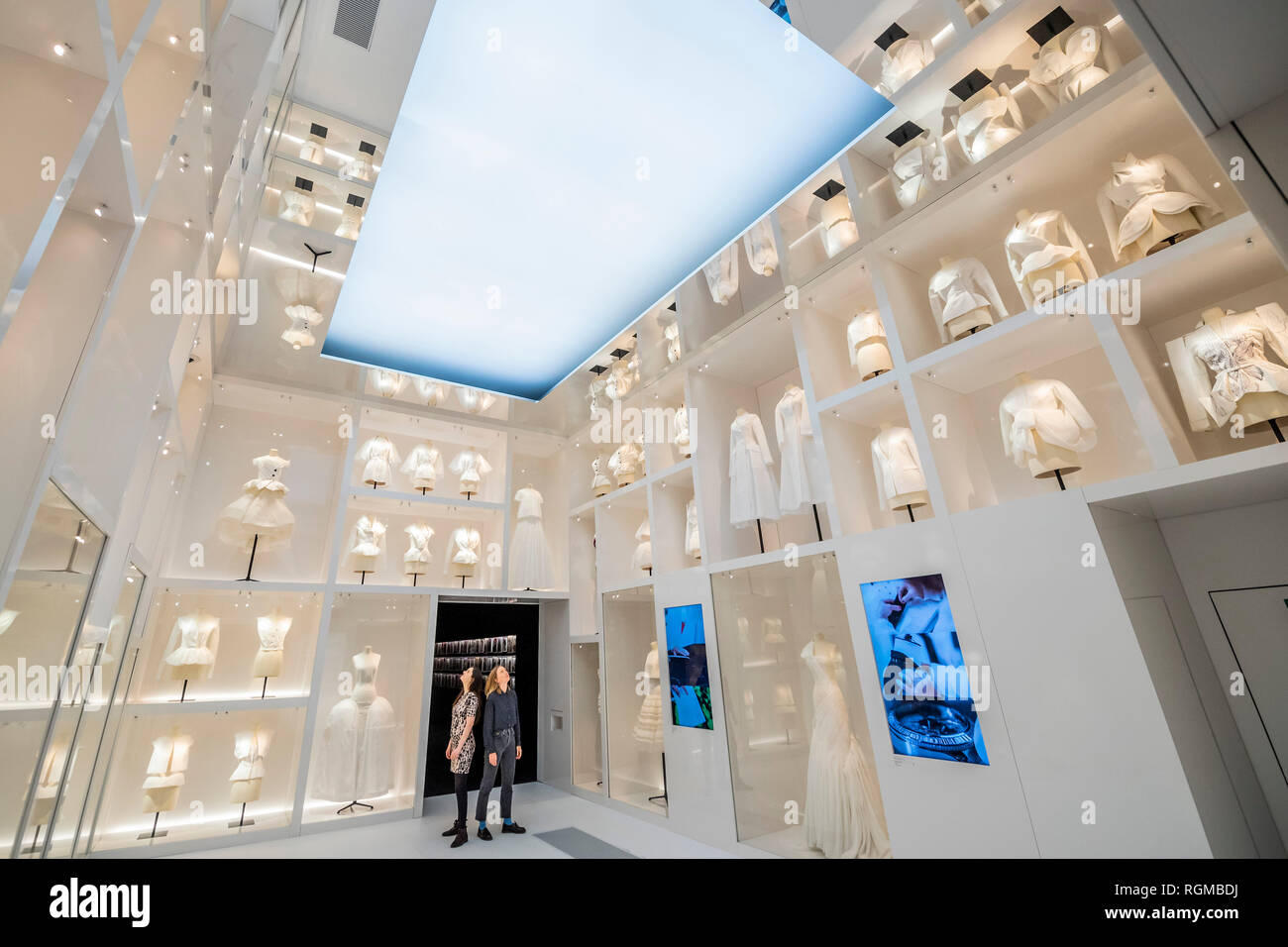 Londres, Royaume-Uni. 30 janvier, 2019. Les Ateliers - Christian Dior : Créateur de rêves - l'exposition la plus importante et la plus complète jamais organisée au Royaume-Uni sur la maison Dior. De 1947 à aujourd'hui, il retrace l'histoire et l'impact de l'un des plus influents du xxe siècle couturiers et les six directeurs artistiques qui lui ont succédé. Crédit : Guy Bell/Alamy Live News Banque D'Images